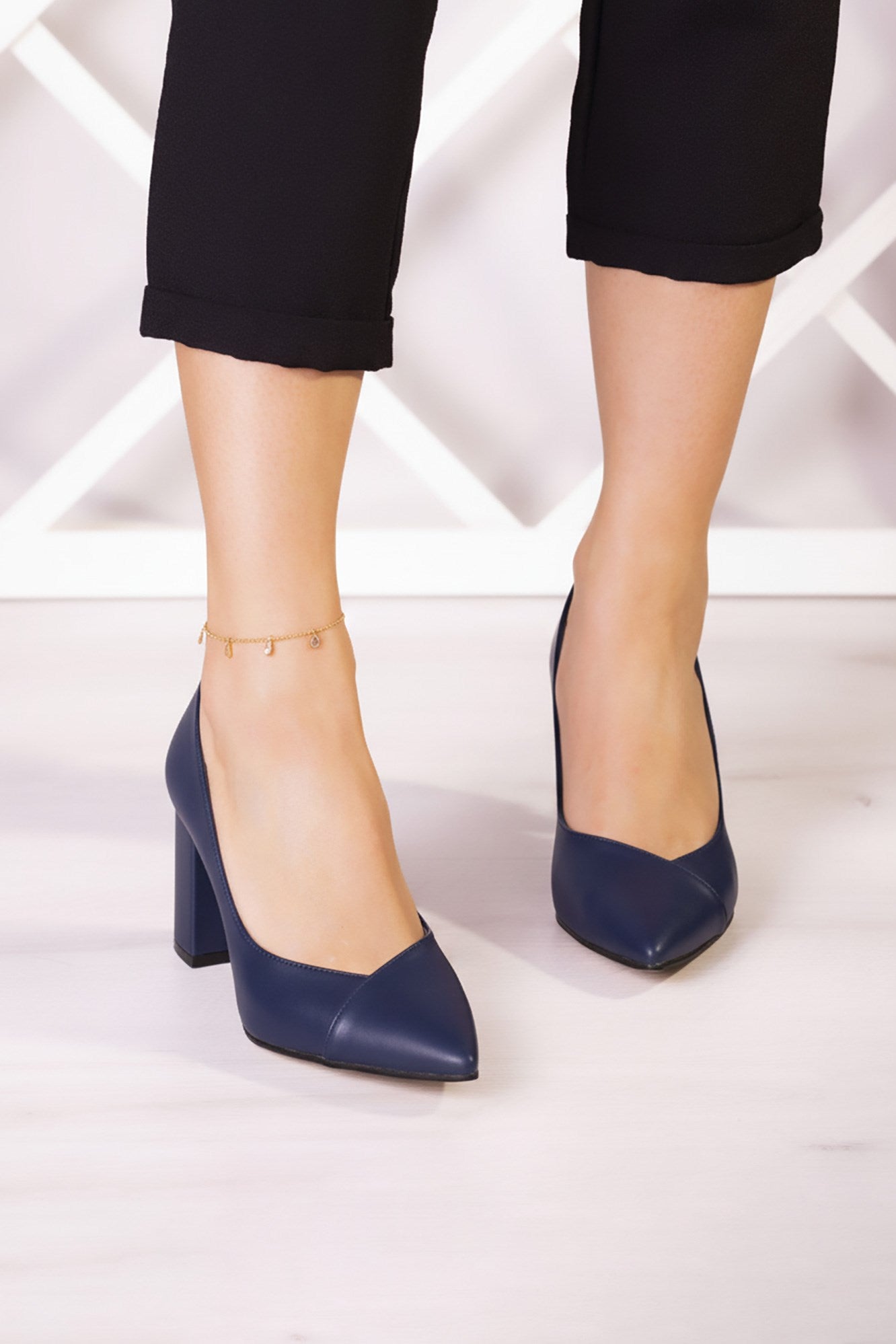 Belinda Lavivert Vegan Sivri Burun Kalın Topuklu Klasik Ayakkabı