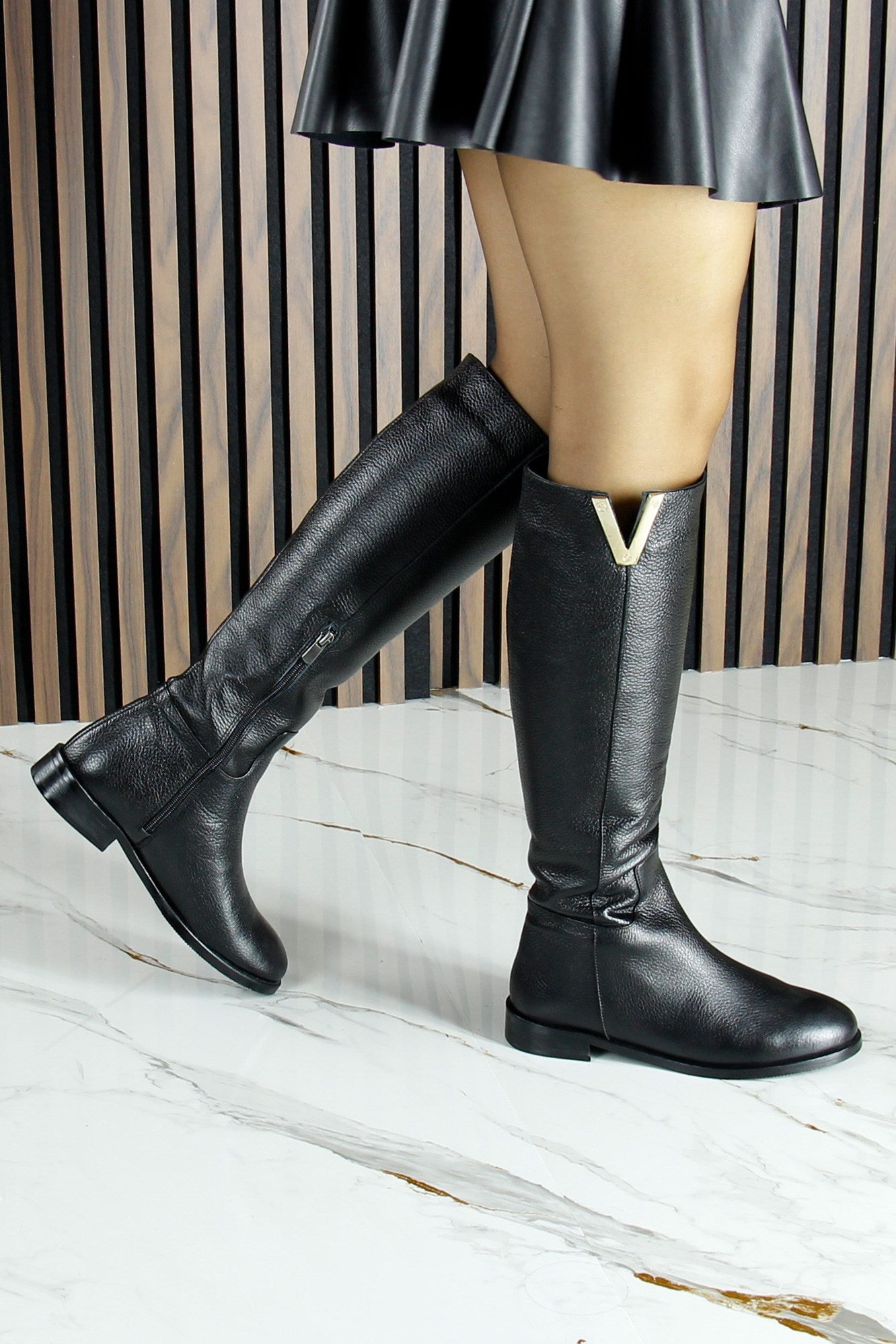 [MAX 425] Siyah Hakiki Dana Derisi Metal Aksesuarlı Fermuarlı Yuvarlak Burun Kalın Topuklu Çizme