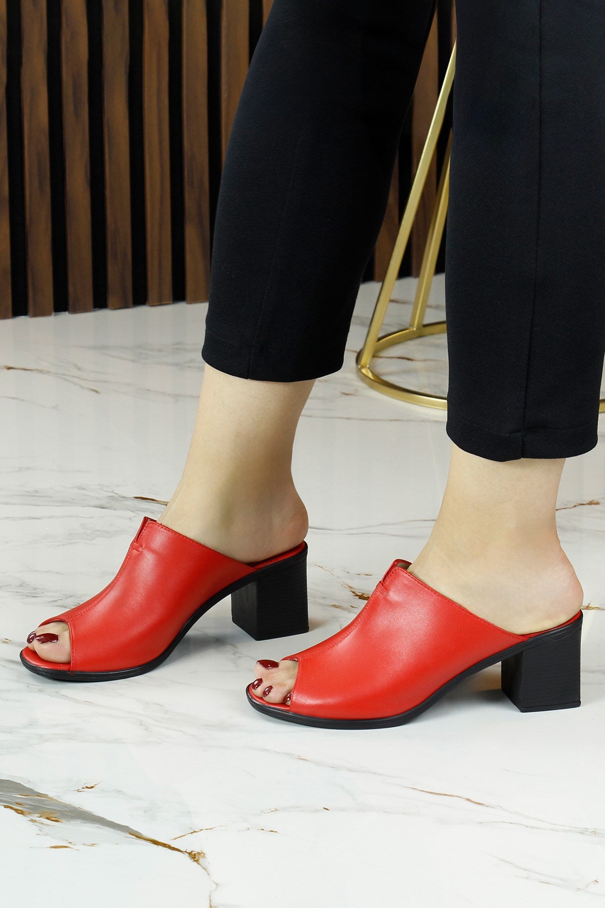 Valery Kırmızı Siyah Hakiki Dana Derisi Önü Açık Kalın Topuklu Terlik
