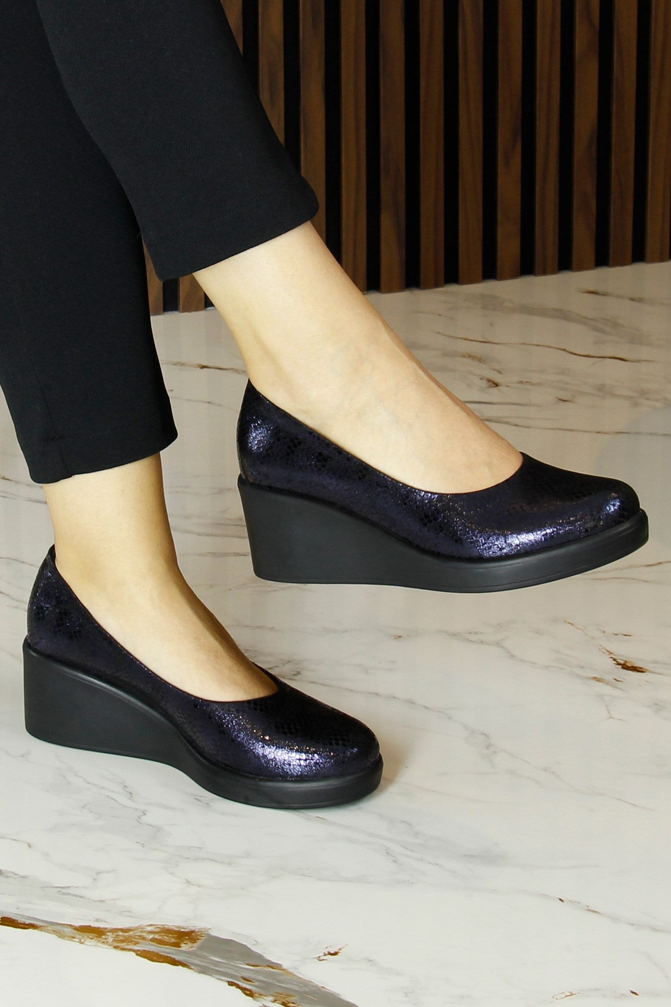 Mabel Lacivert Yılan Hakiki Dana Derisi Yuvarlak Burun Dolgu Topuklu Günlük Ayakkabı