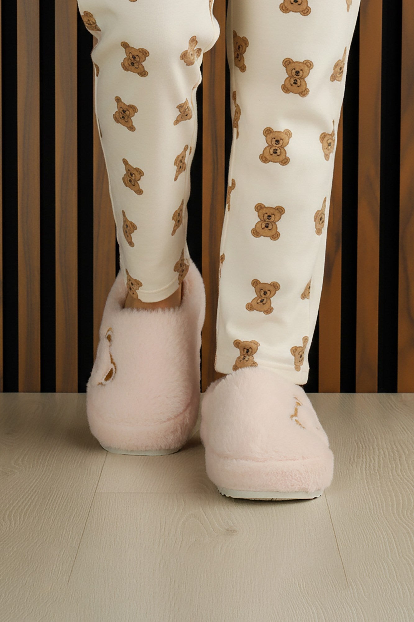 Clara Pudra Pelüş - DAR KALIP - Ayıcık Desenli Kalın Düz Tabanlı Sessiz Kadın Ev Terliği