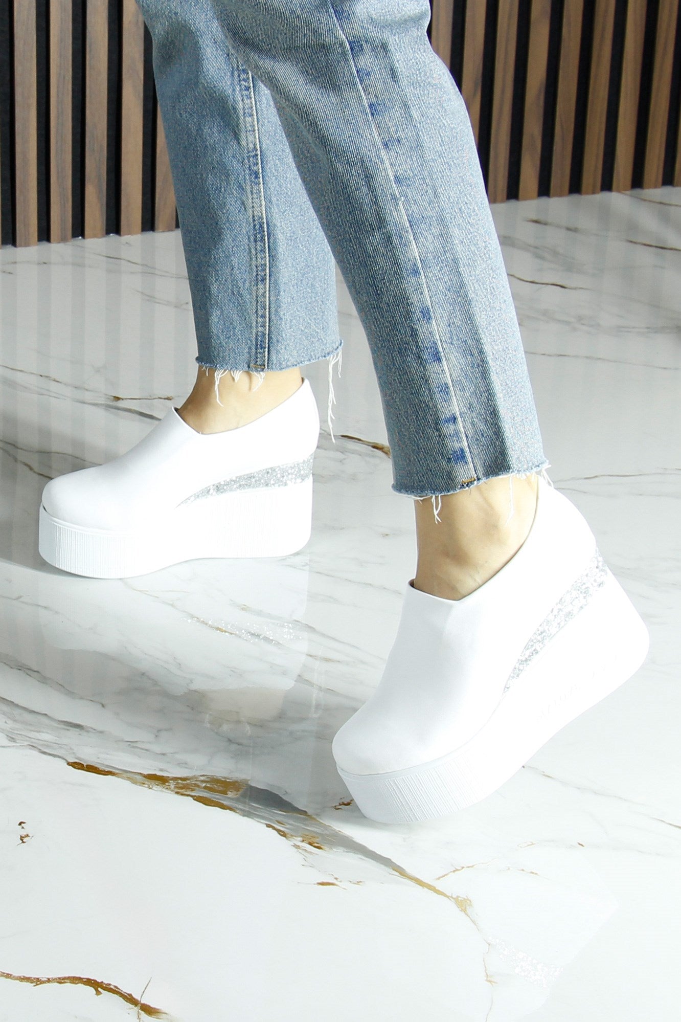 Lumi Beyaz Streç Yuvarlak Burun Taşlı Gizli Dolgu Topuklu Günlük Ayakkabı