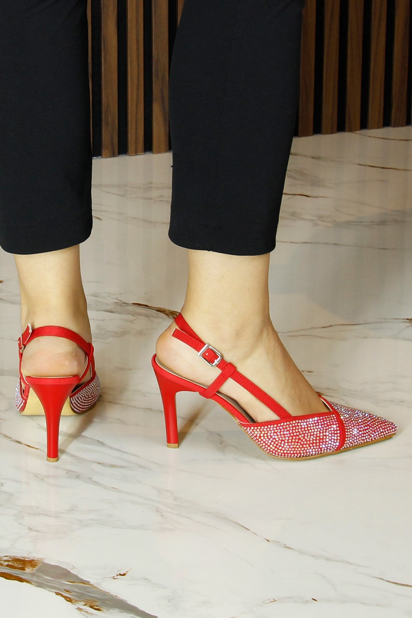 Sacha Exclusive Kırmızı Krep Taşlı Arkası Açık Sivri Burun İnce Topuklu Abiye Ayakkabı