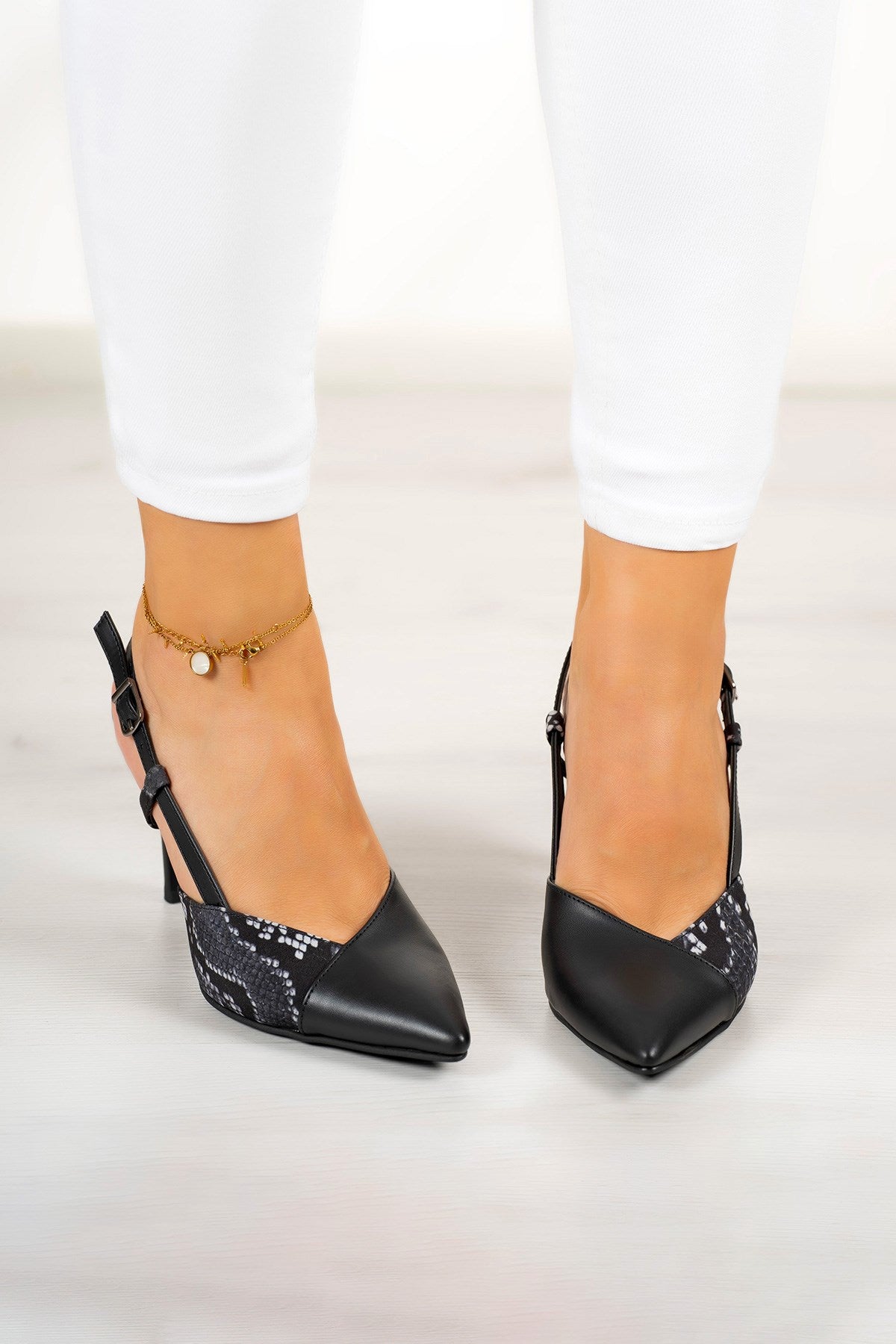Sacha Siyah Yılan Arkası Açık Stiletto