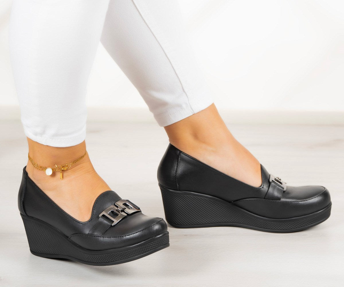 Dafne Siyah Hakiki Deri Tokalı Yuvarlak Burun Dolgu Topuklu Günlük Ayakkabı