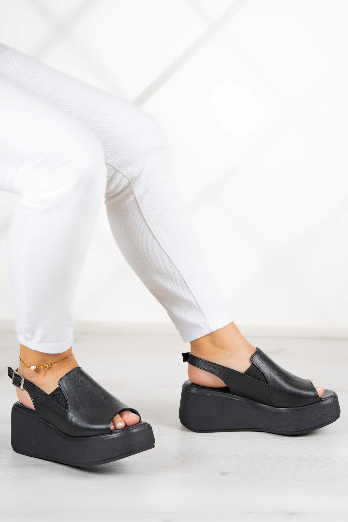 Aliyah Siyah Hakiki Deri Dolgu Topuklu Sandalet