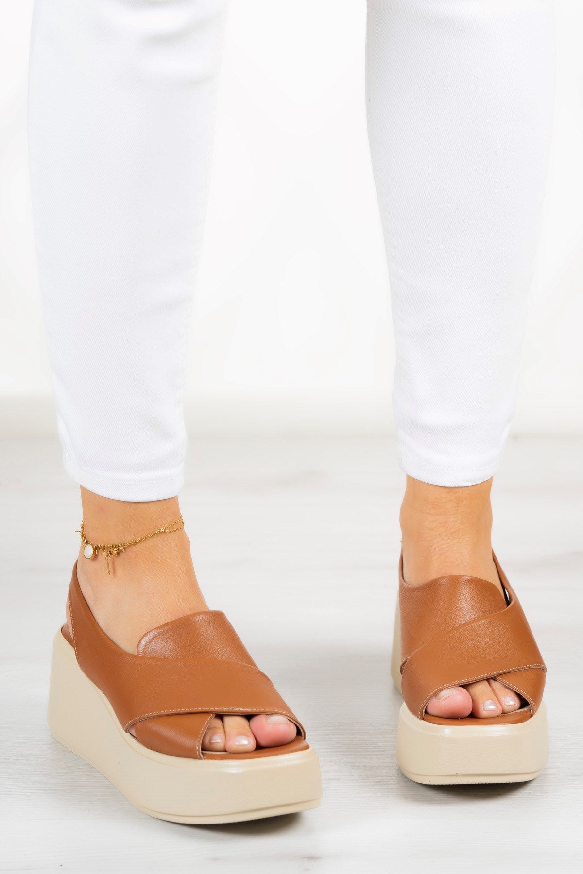 Olivia Taba Hakiki Deri Dolgu Topuklu Sandalet