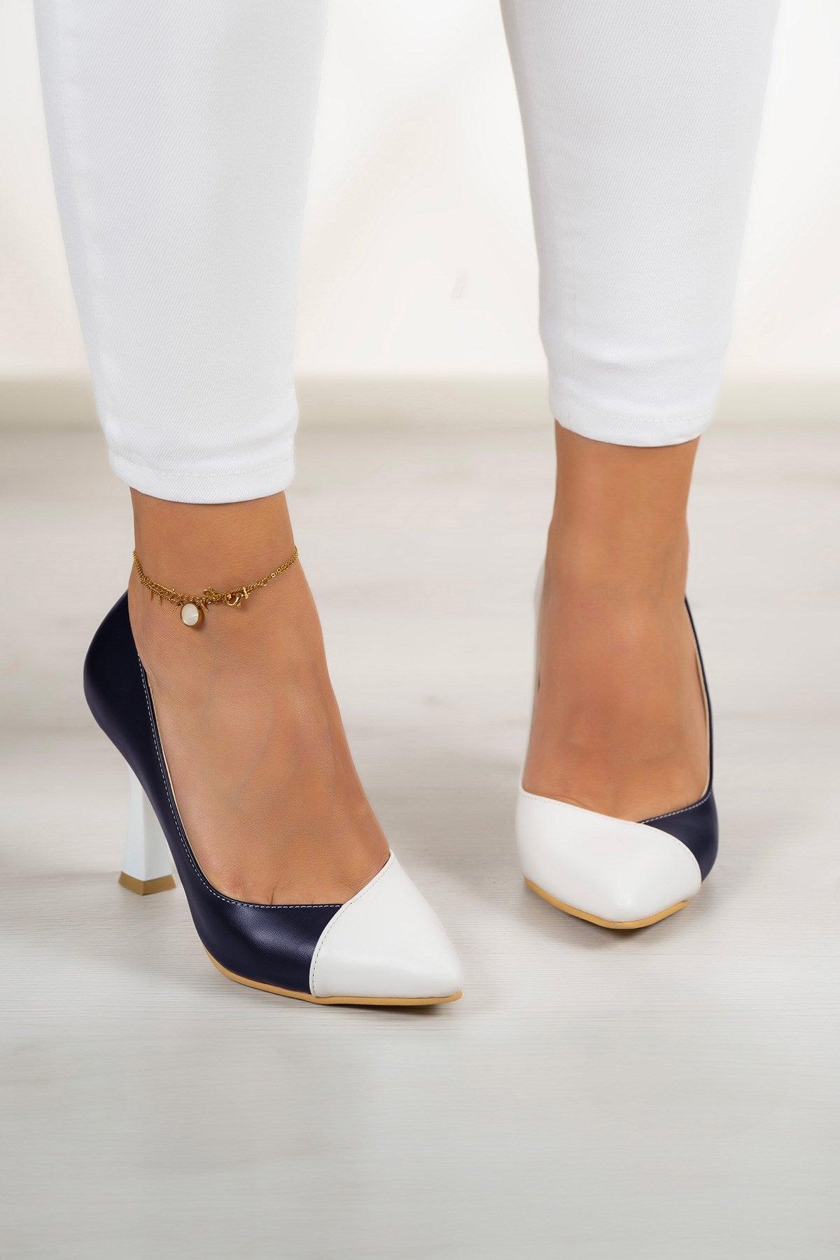 Jatqılı Plus Lacivert Beyaz İnce Kadeh Topuklu Klasik Ayakkabı