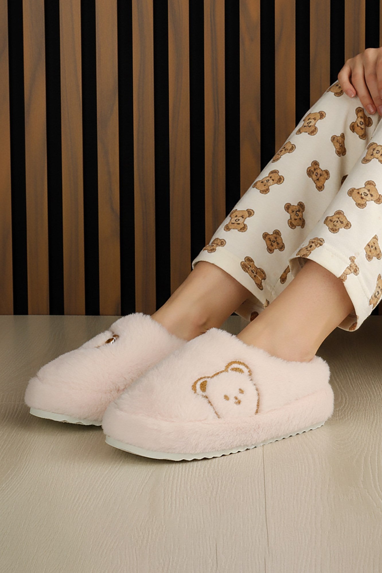 Clara Pudra Pelüş - DAR KALIP - Ayıcık Desenli Kalın Düz Tabanlı Sessiz Kadın Ev Terliği