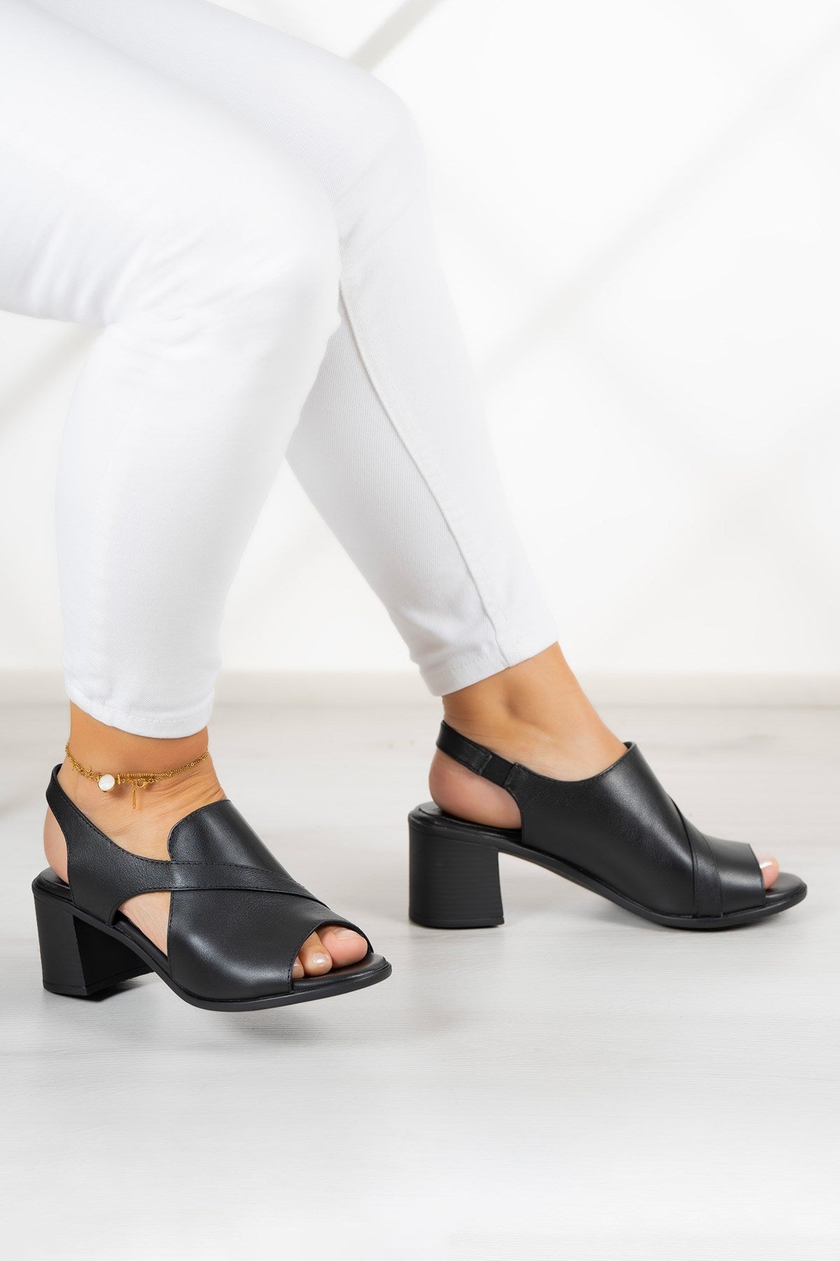 Saules Siyah Hakiki Deri Kesik Detaylı Lastik Bantlı Topuklu Sandalet