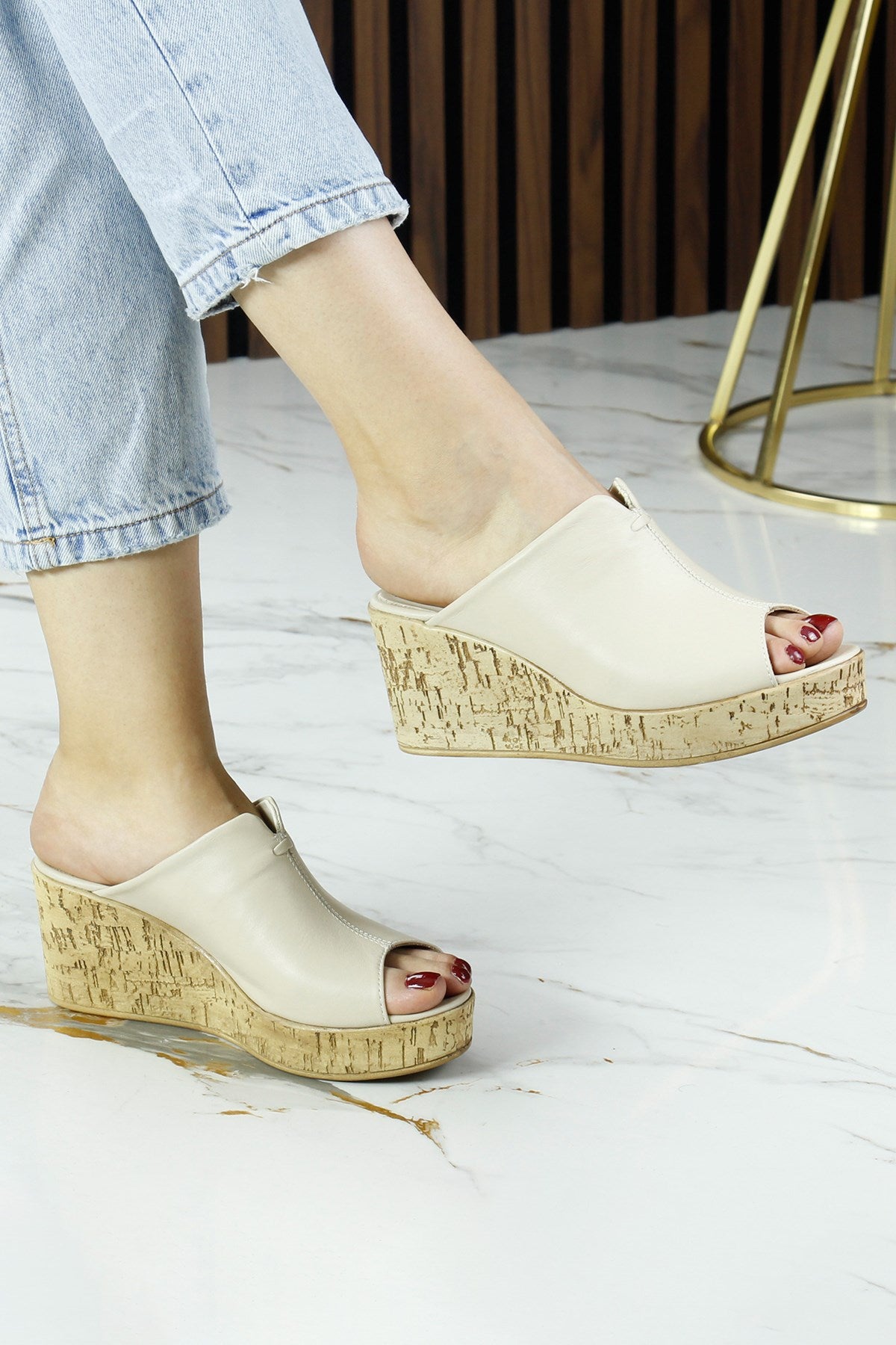 Mallery Bej Hakiki Dana Derisi Önü Açık Mantar Taban Görünümlü Dolgu Topuklu Terlik