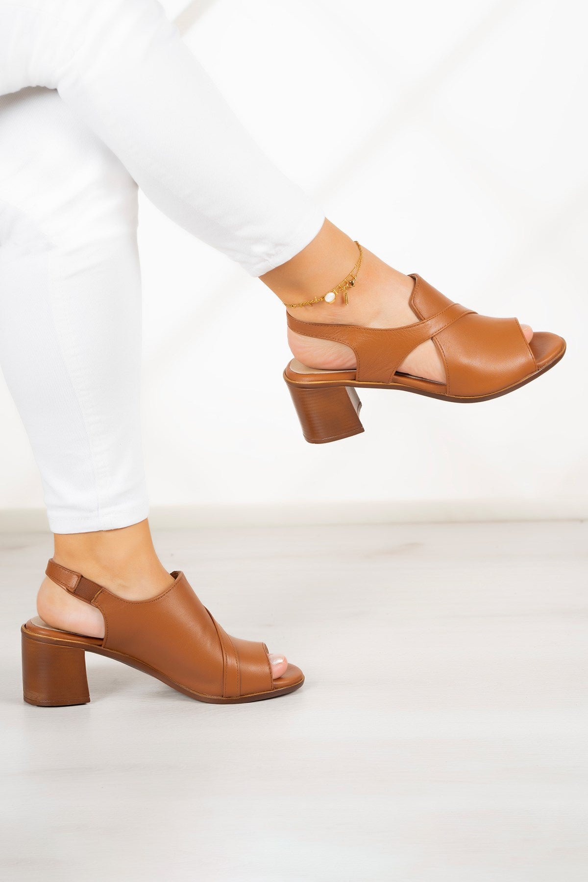 Saules Taba Hakiki Deri Kesik Detaylı Lastik Bantlı Topuklu Sandalet