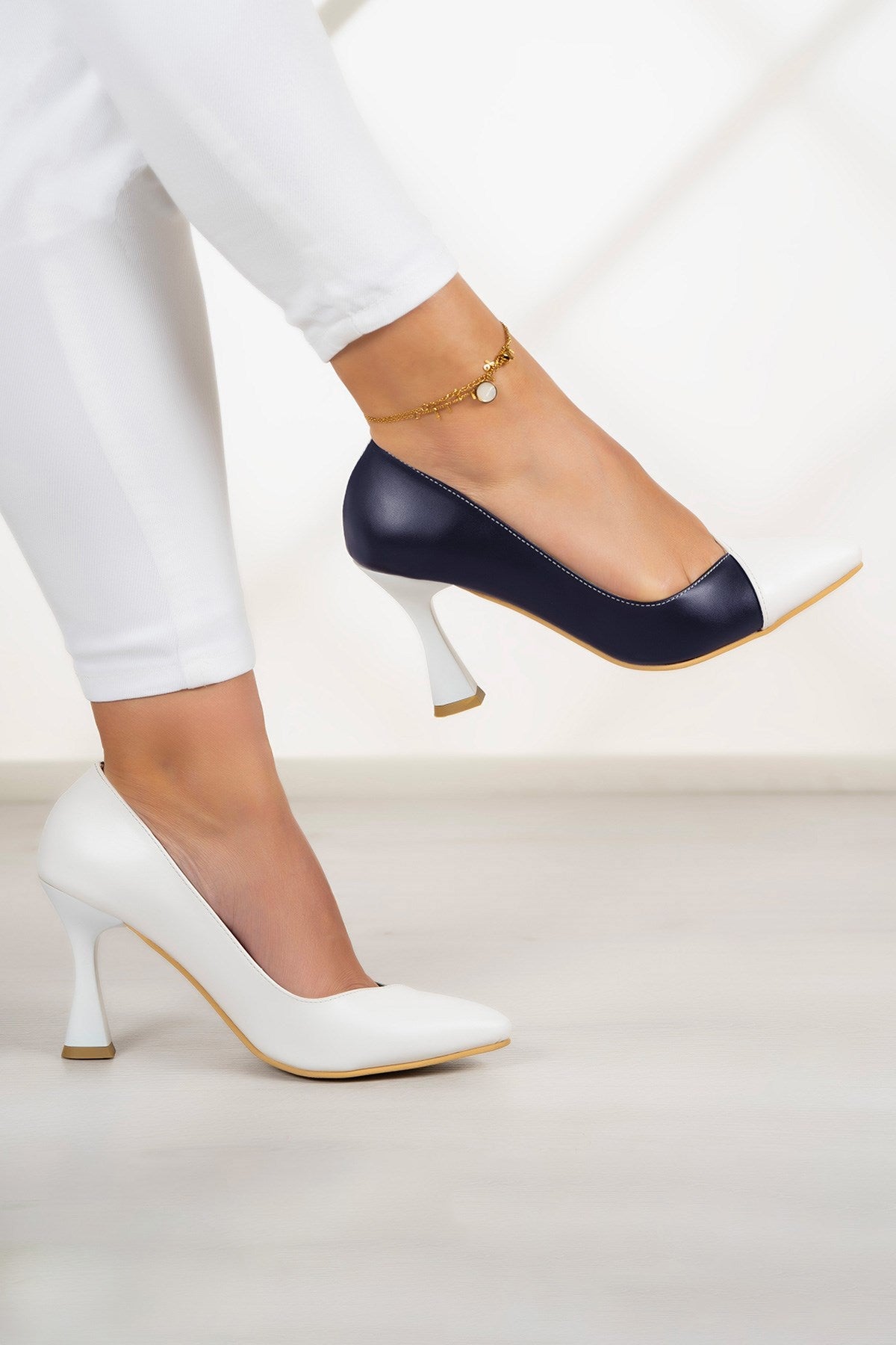 Jatqılı Plus Lacivert Beyaz İnce Kadeh Topuklu Klasik Ayakkabı