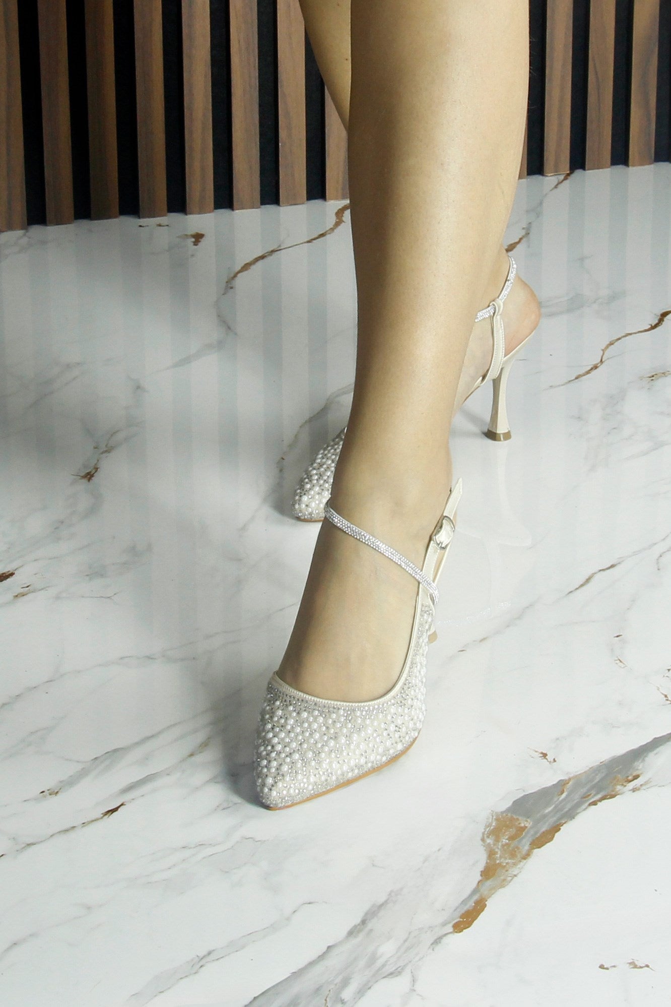 Perola Ten Saten Taşlı İncili Arkası Açık Sivri Burun İnce Topuklu Abiye Ayakkabı