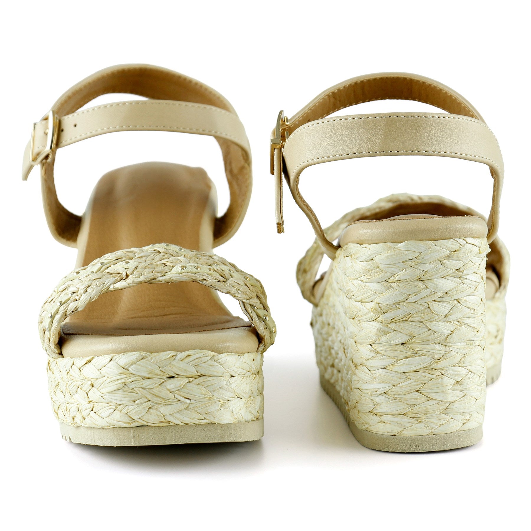 [7074] Bej İnci İşlemeli Tokalı Hasır Örgü Görünümlü Dolgu Topuklu Sandalet