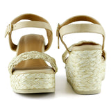 [7074] Bej İnci İşlemeli Tokalı Hasır Örgü Görünümlü Dolgu Topuklu Sandalet