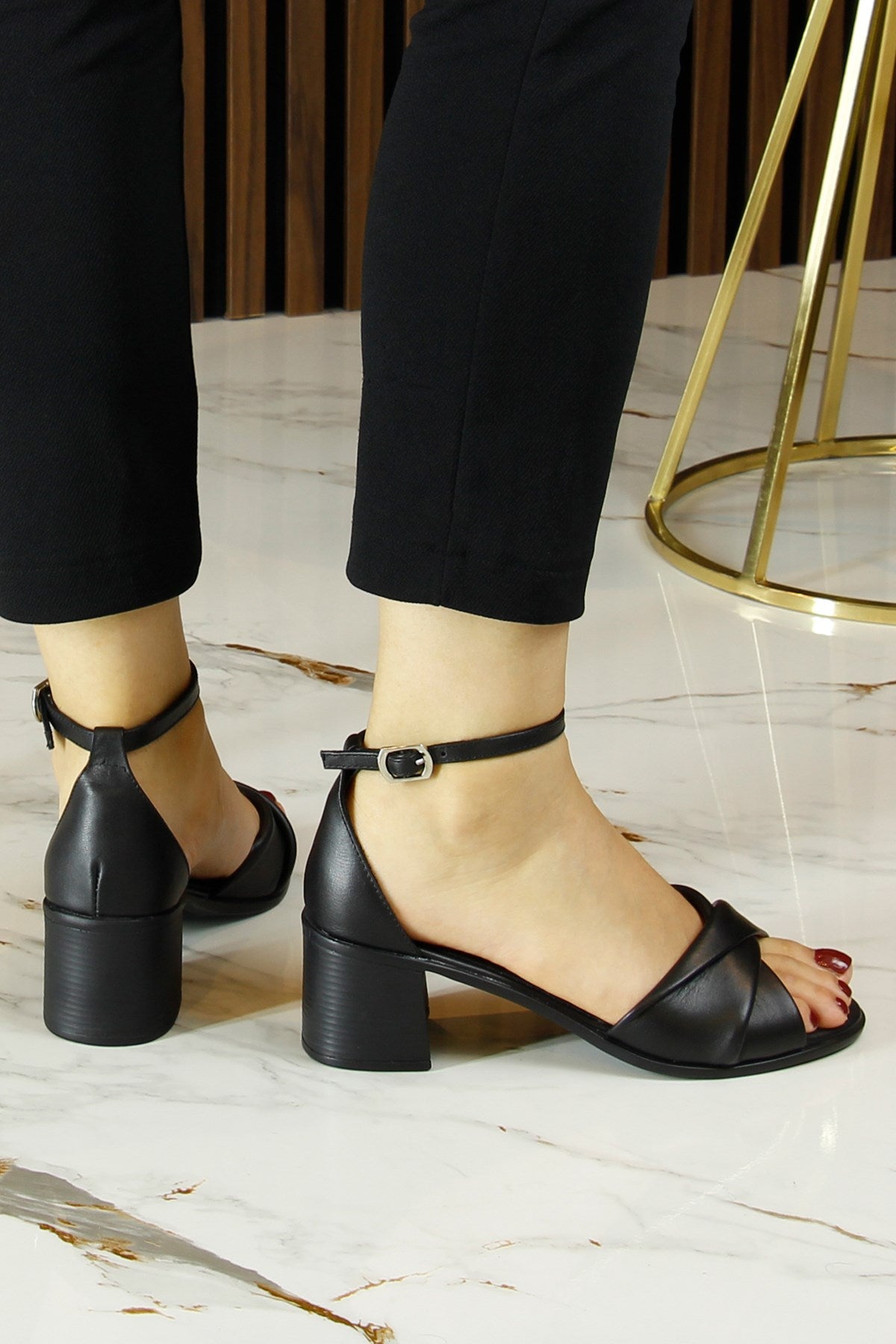 Mila Siyah Hakiki Dana Derisi Burma Model Kalın Topuklu Rahat Sandalet