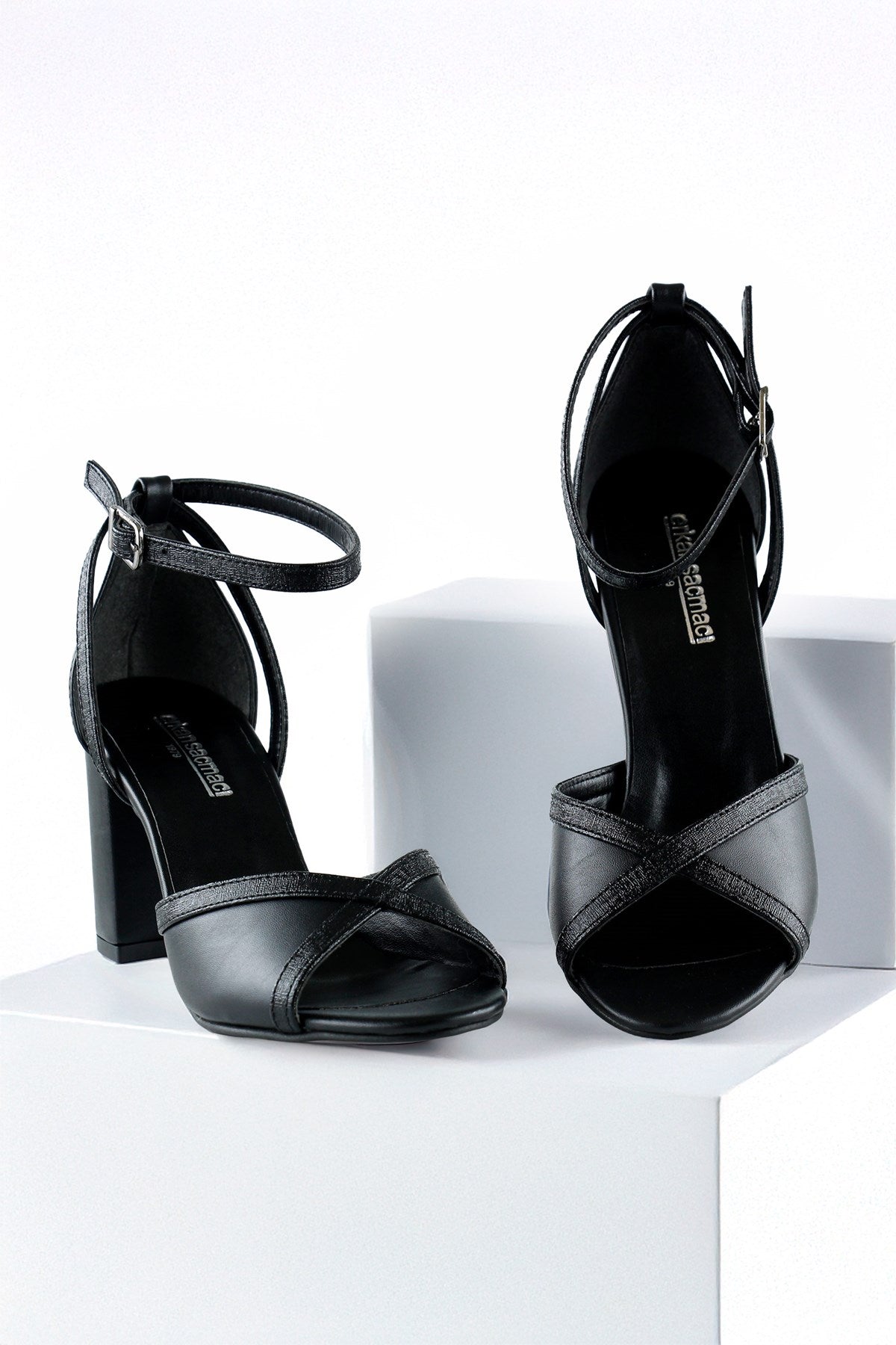 Charlotte Siyah Çapraz Bantlı Kalın Topuklu Zarif Abiye Ayakkabı
