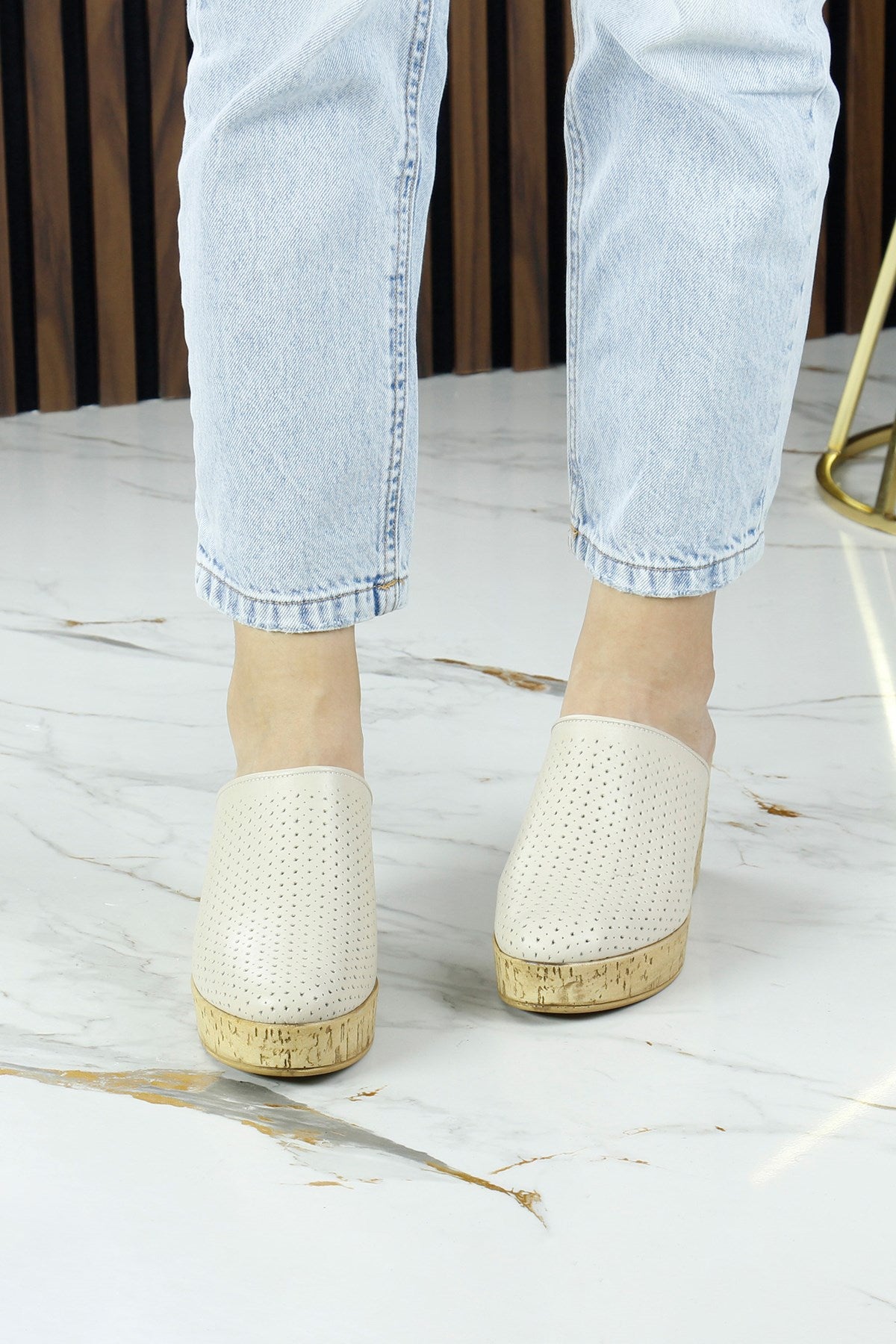 Aria Bej Hakiki Dana Derisi Önü Kapalı Mantar Taban Görünümlü Dolgu Topuklu Terlik