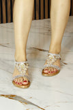 [7054] Altın Vegan Kristal Taş ve İnci İşlemeli Lastikli Düz Taban Sandalet