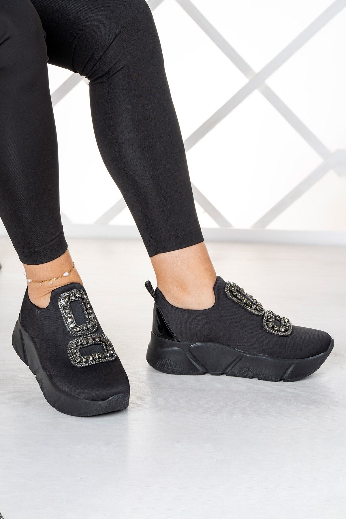 Almendra Siyah Streç Taşlı Sneaker