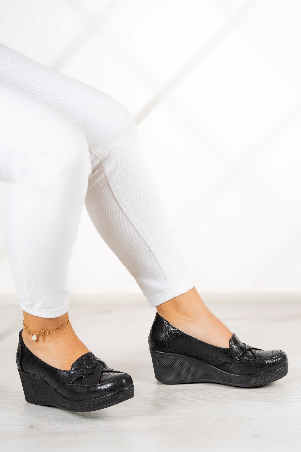 Shay Siyah Yılan Hakiki Deri Çapraz Bant Detaylı Dolgu Topuklu Günlük Ayakkabı