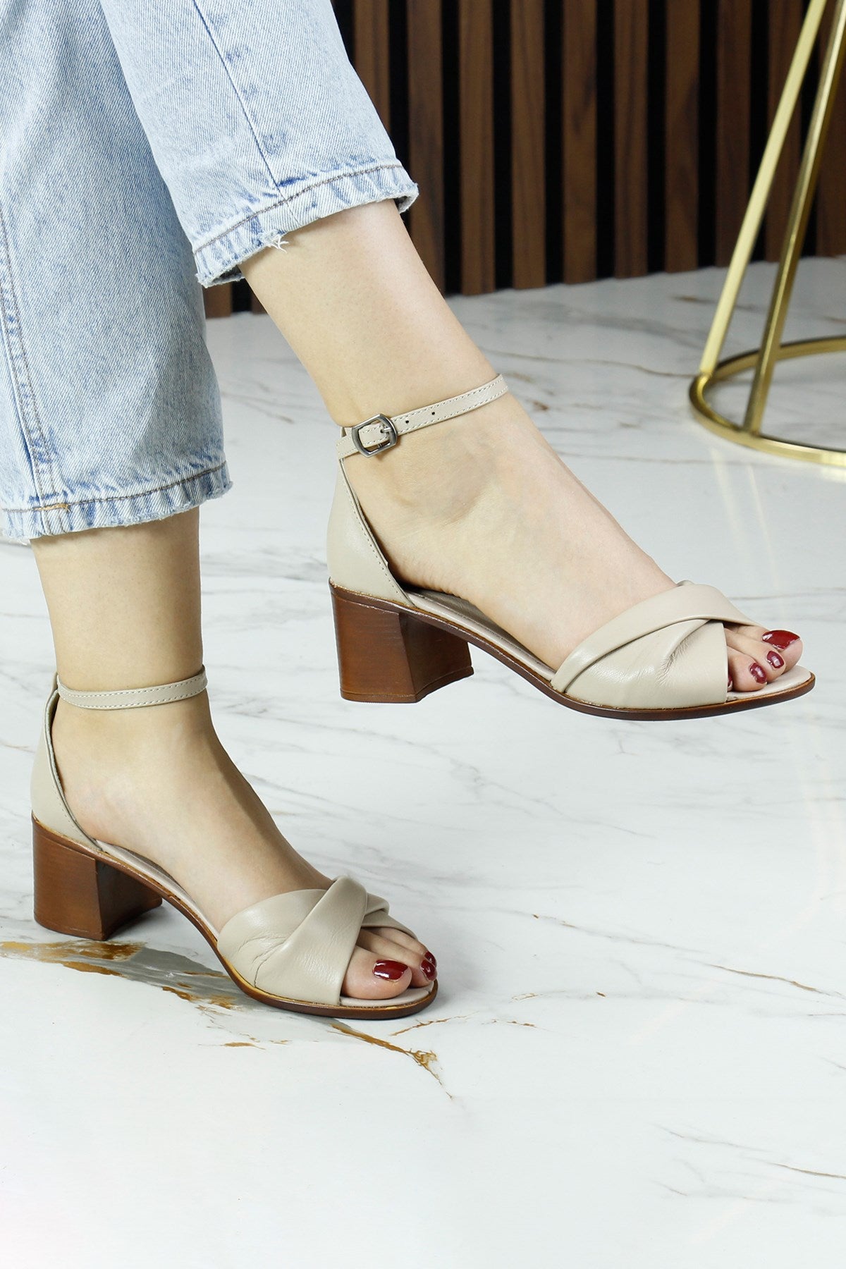 Mila Vizon Hakiki Dana Derisi Burma Model Kalın Topuklu Rahat Sandalet