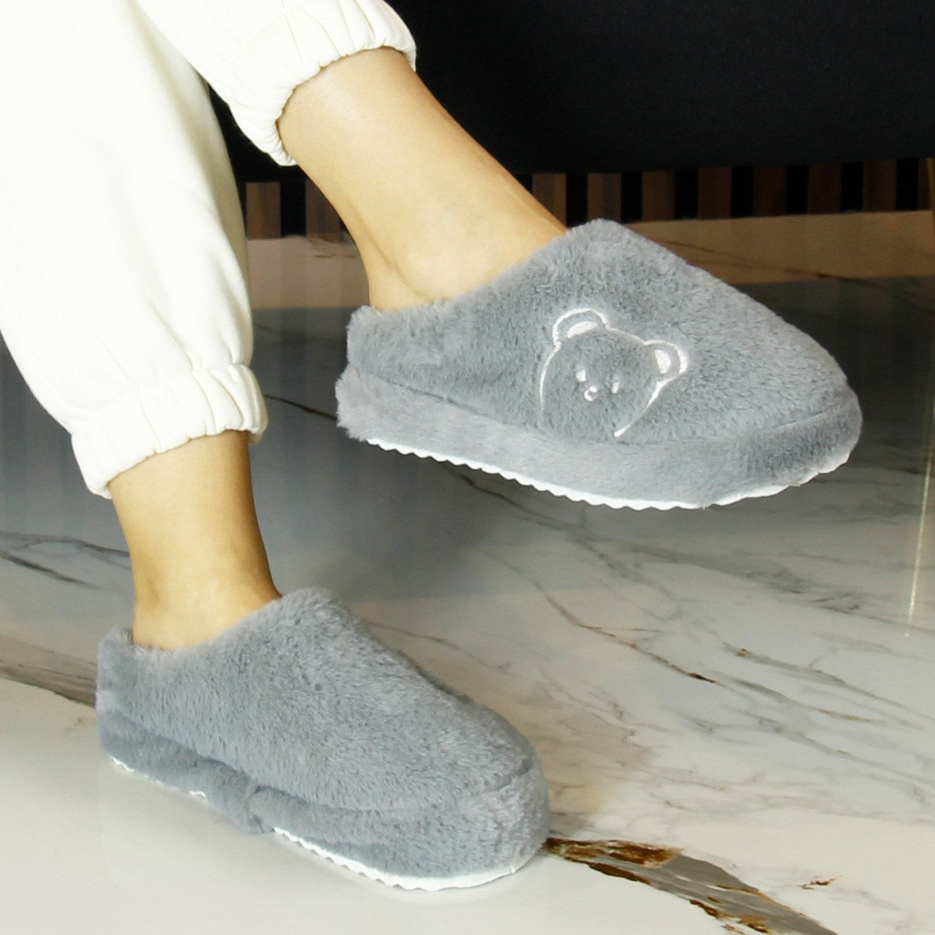 Clara Gri Pelüş - DAR KALIP - Ayıcık Desenli Kalın Düz Tabanlı Sessiz Kadın Ev Terliği