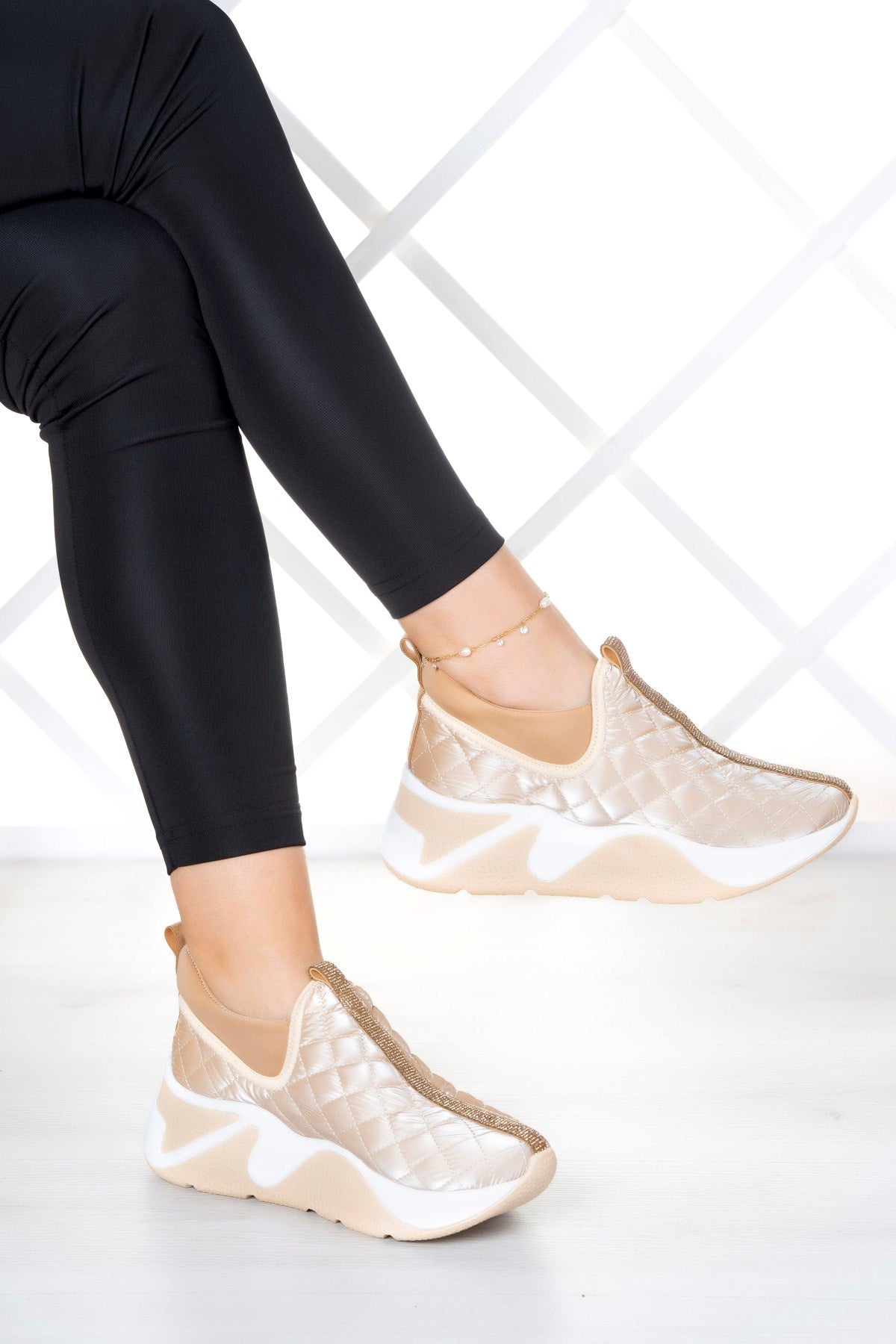 Cleopatra Bej Baklava Desenli Taşlı Sneaker