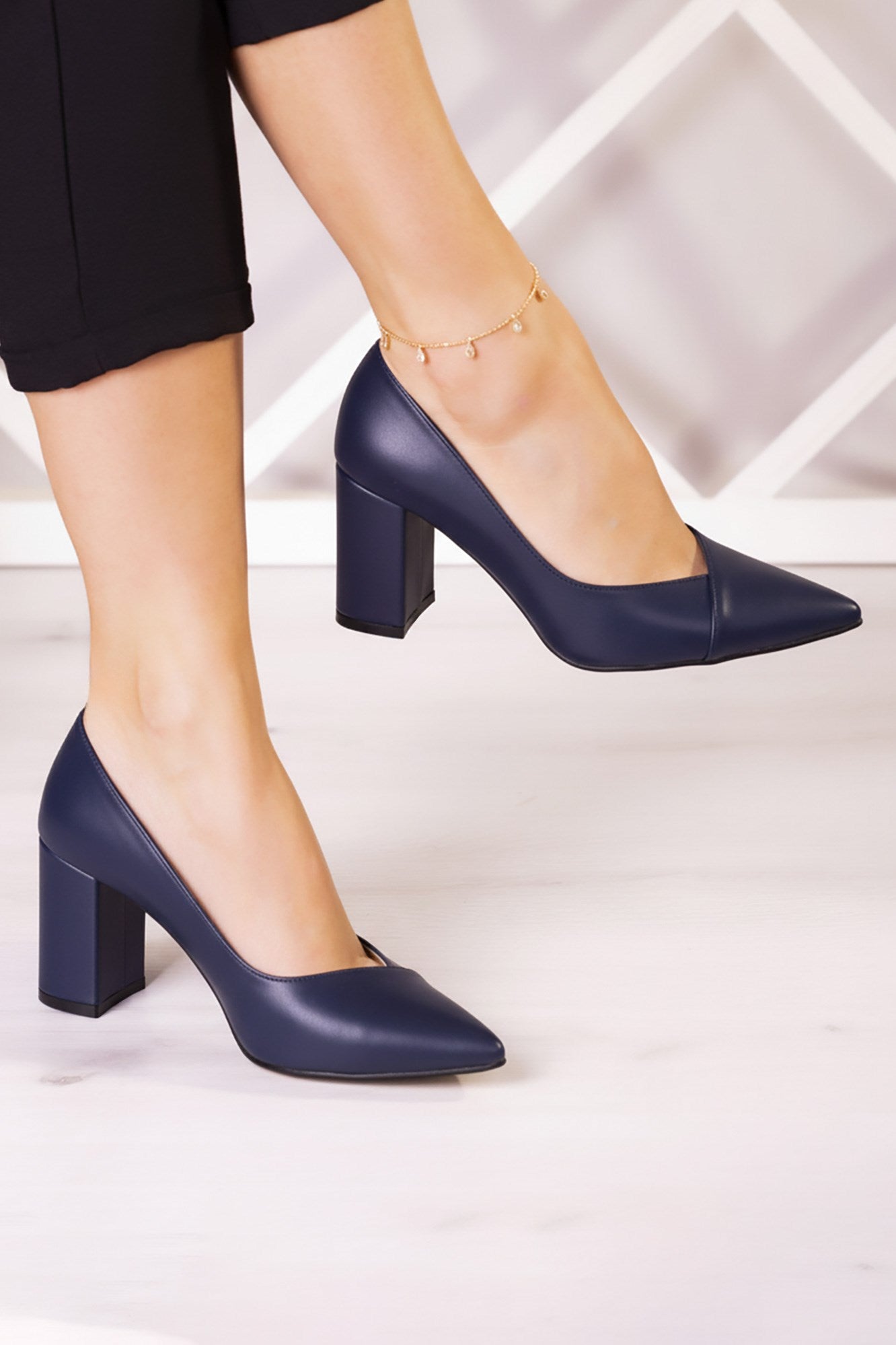 Belinda Lavivert Vegan Sivri Burun Kalın Topuklu Klasik Ayakkabı