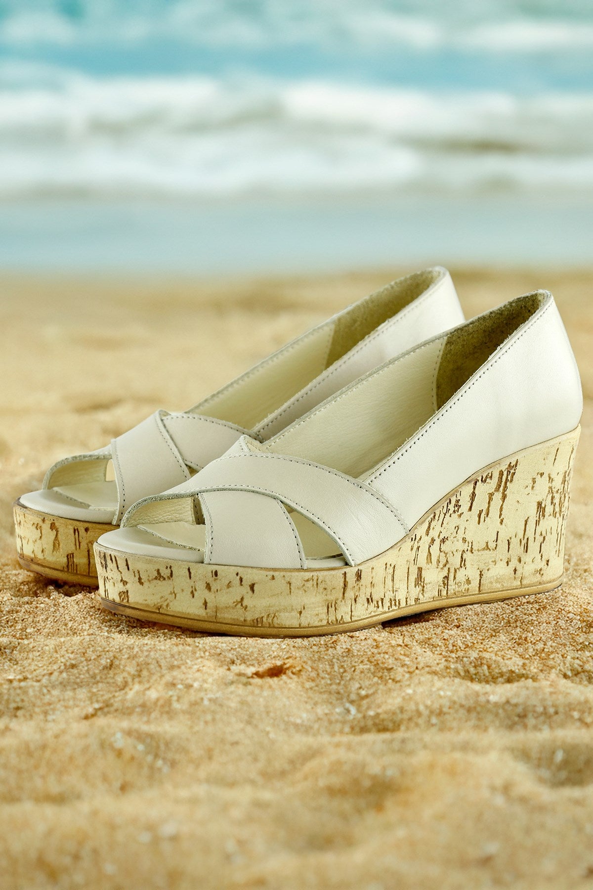 Astrid Bej Hakiki Deri Çapraz Bantlı Mantar Taban Görünümlü Dolgu Topuklu Sandalet