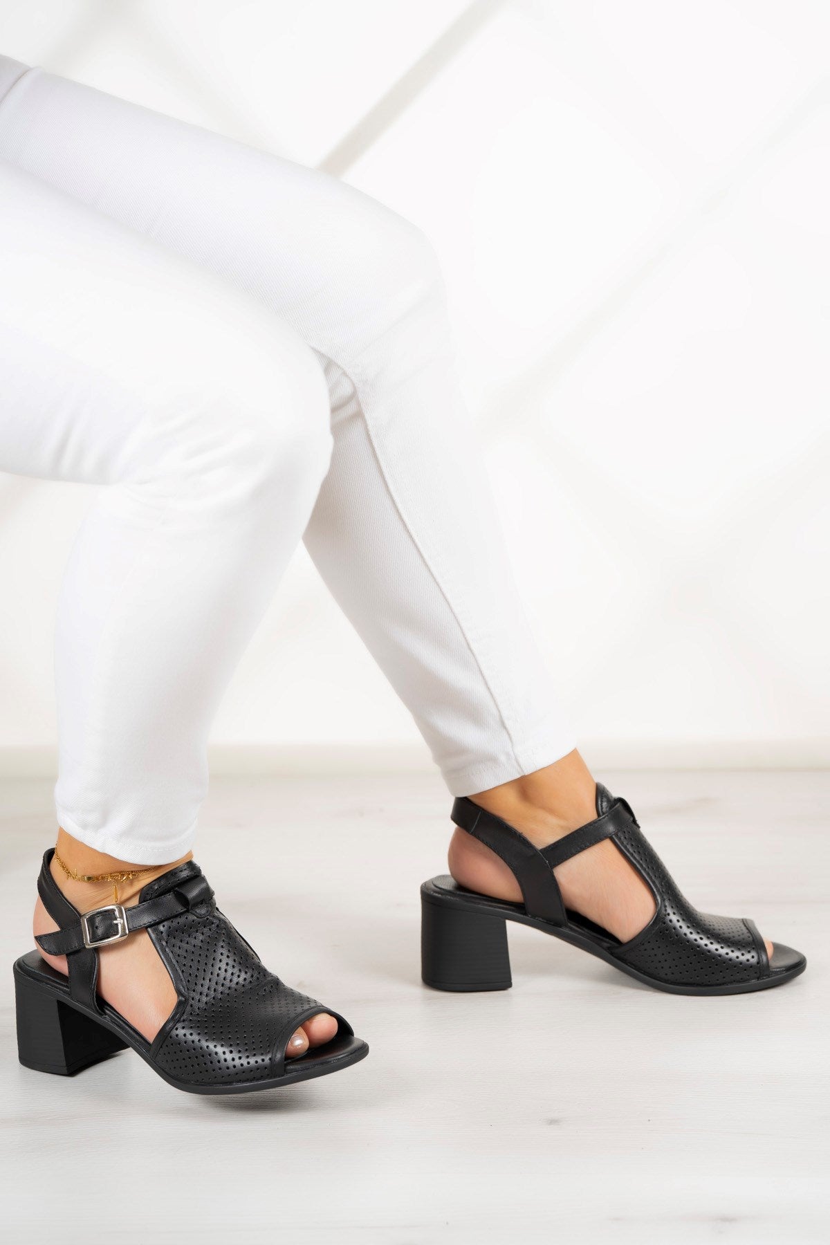 Elena Siyah Hakiki Dana Derisi Önü Arkası Açık Delik Detaylı Kalın Topuklu Rahat Günlük Sandalet