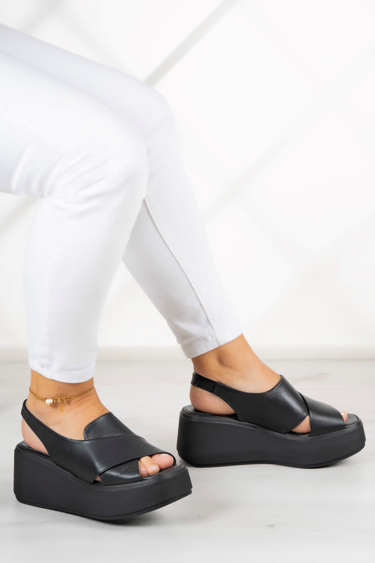 Olivia Siyah Hakiki Deri Dolgu Topuklu Sandalet