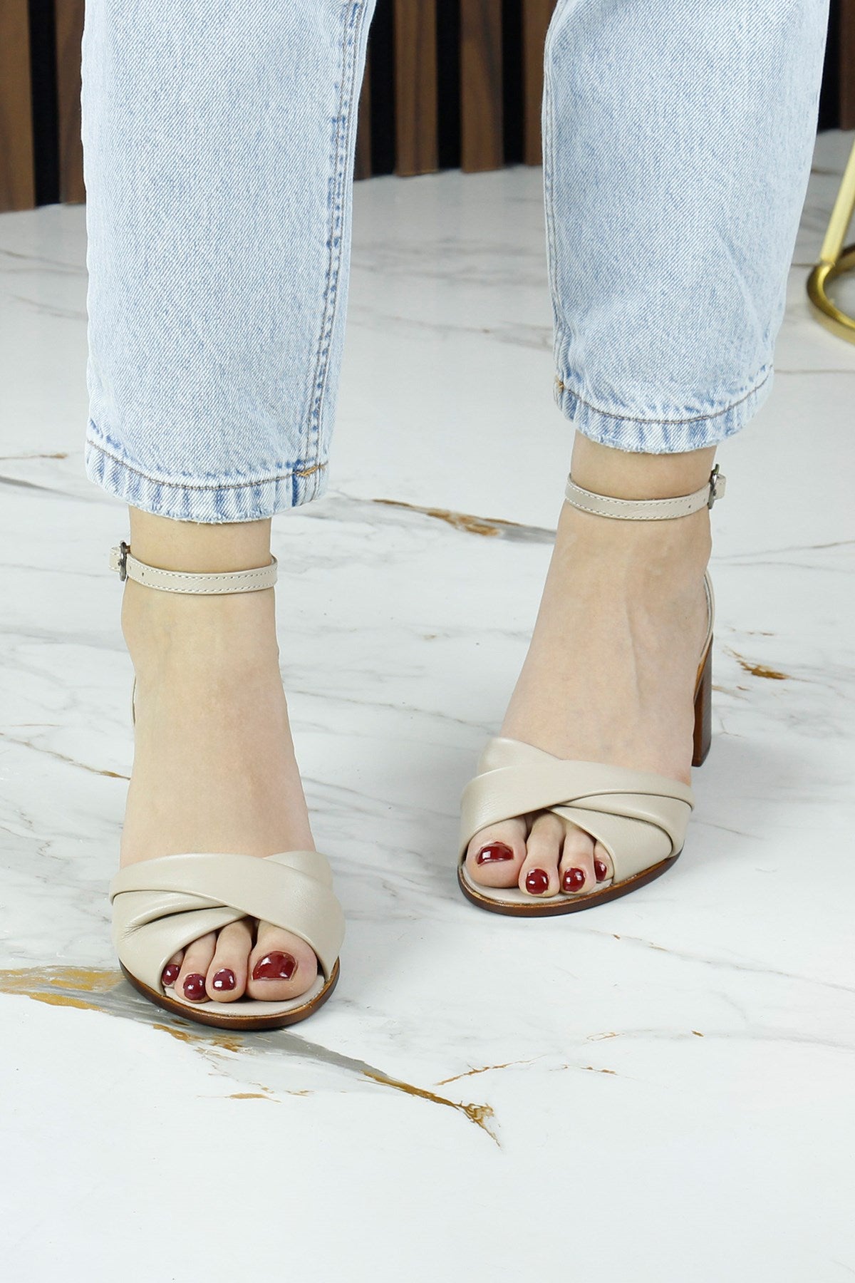 Mila Vizon Hakiki Dana Derisi Burma Model Kalın Topuklu Rahat Sandalet