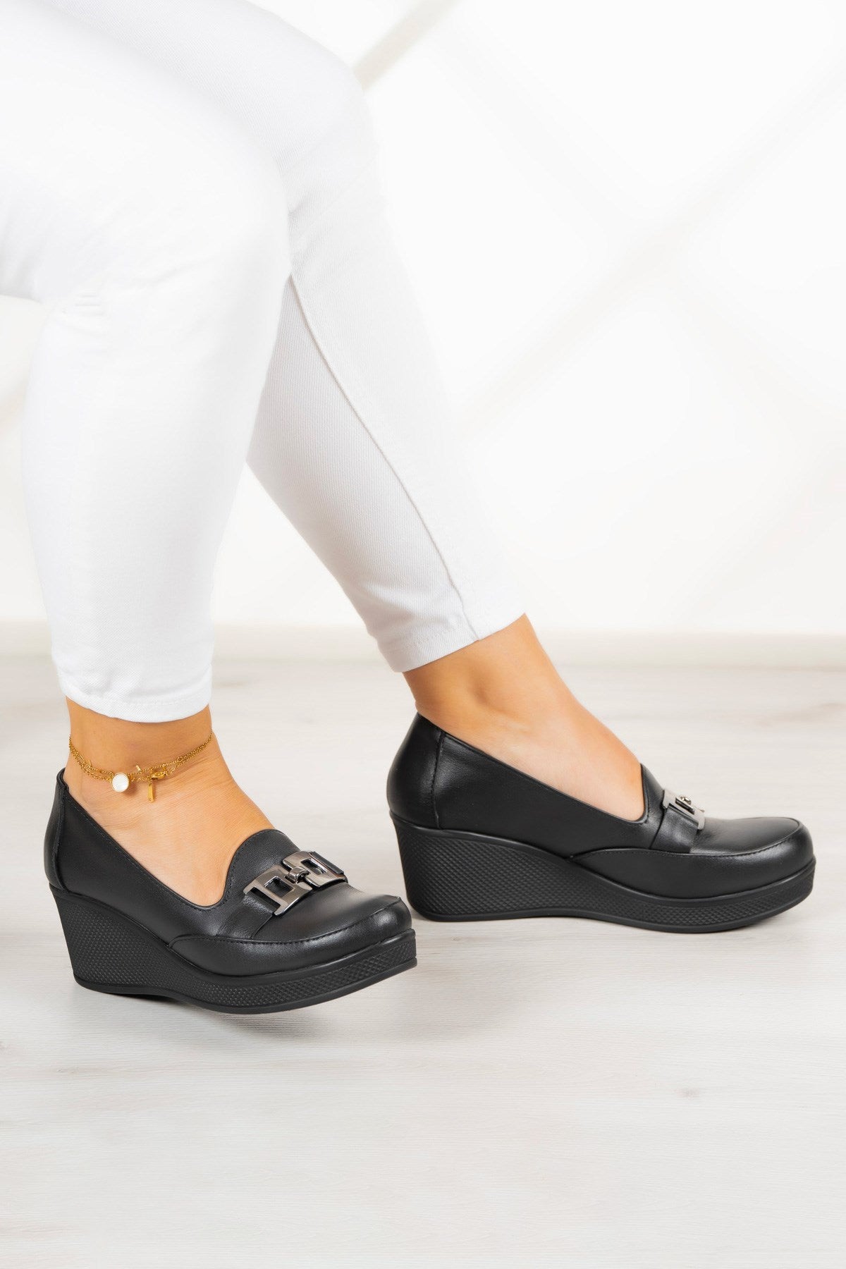 Dafne Siyah Hakiki Deri Tokalı Yuvarlak Burun Dolgu Topuklu Günlük Ayakkabı