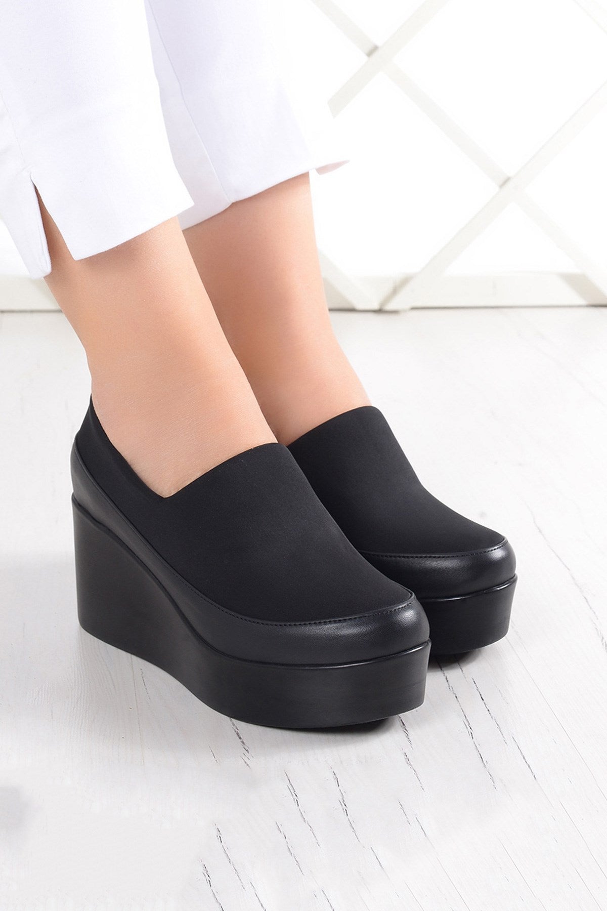 Carla Siyah Hakiki Deri Ön Yüz Streç Dolgu Topuklu Günlük Ayakkabı