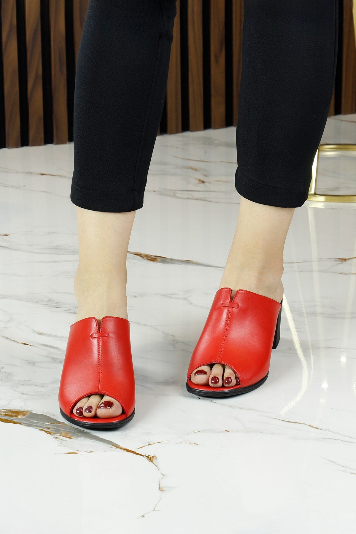 Valery Kırmızı Siyah Hakiki Dana Derisi Önü Açık Kalın Topuklu Terlik