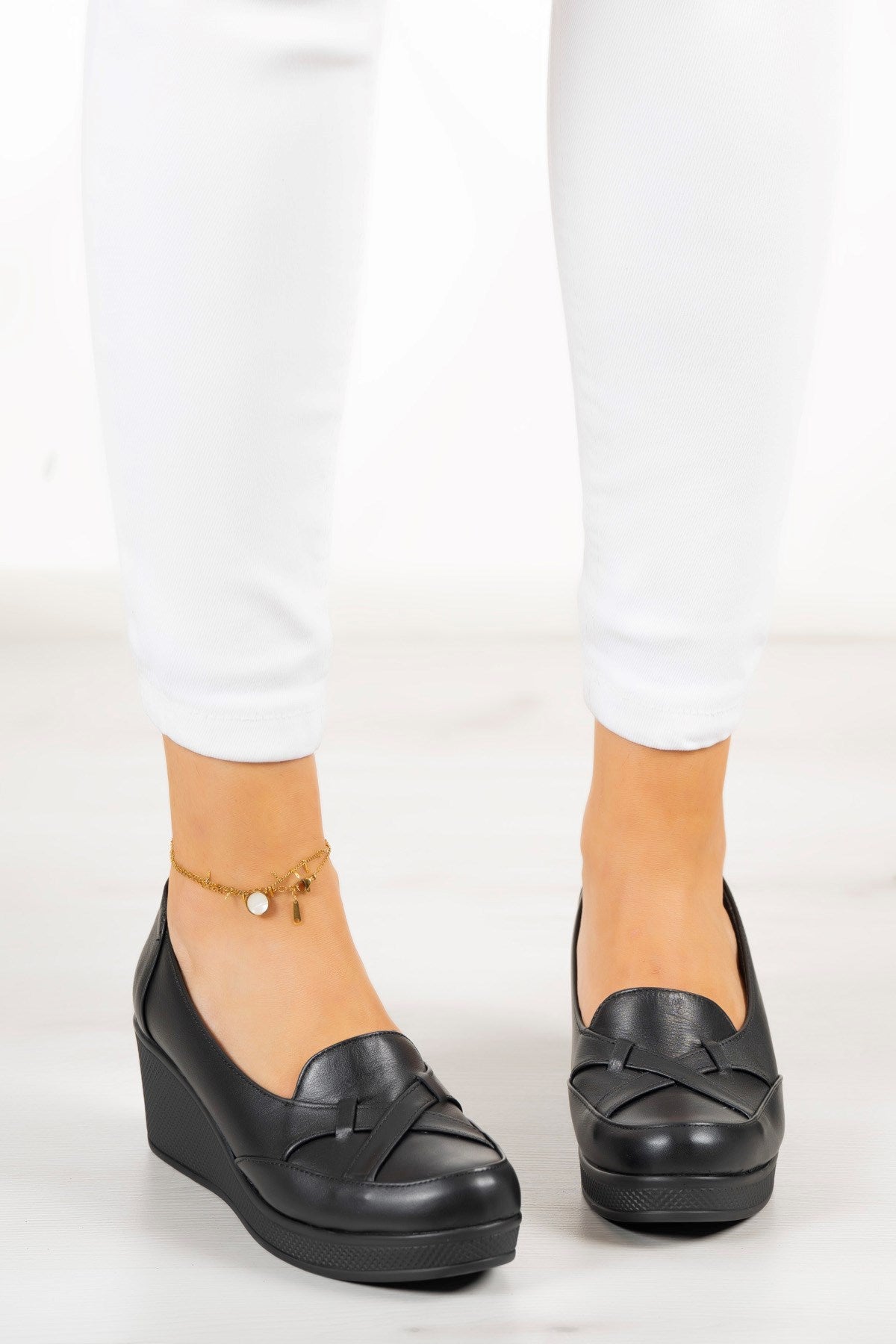 Shay Siyah Hakiki Deri Çapraz Bant Detaylı Dolgu Topuklu Günlük Ayakkabı