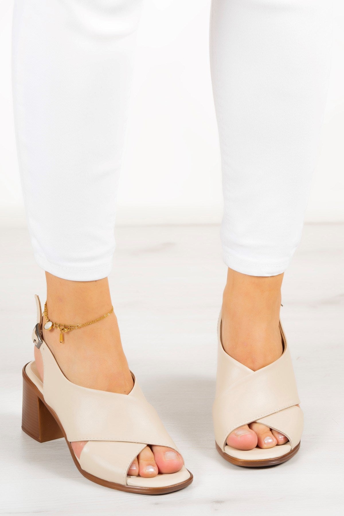 Soleil Bej Hakiki Dana Derisi Çapraz Bantlı Kalın Topuklu Rahat Günlük Sandalet