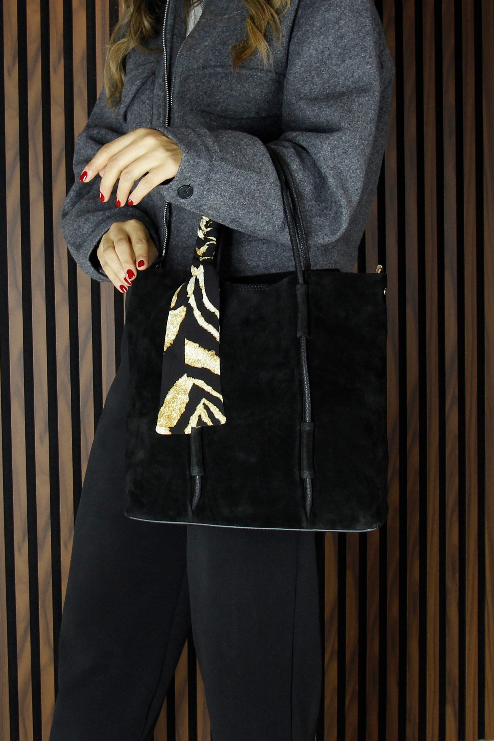 (VSN5013OC) Siyah Hakiki Dana Süet Manyetik Kapaklı Fermuarlı İç Cepli Askılı Büyük Boy Günlük Omuz Çantası