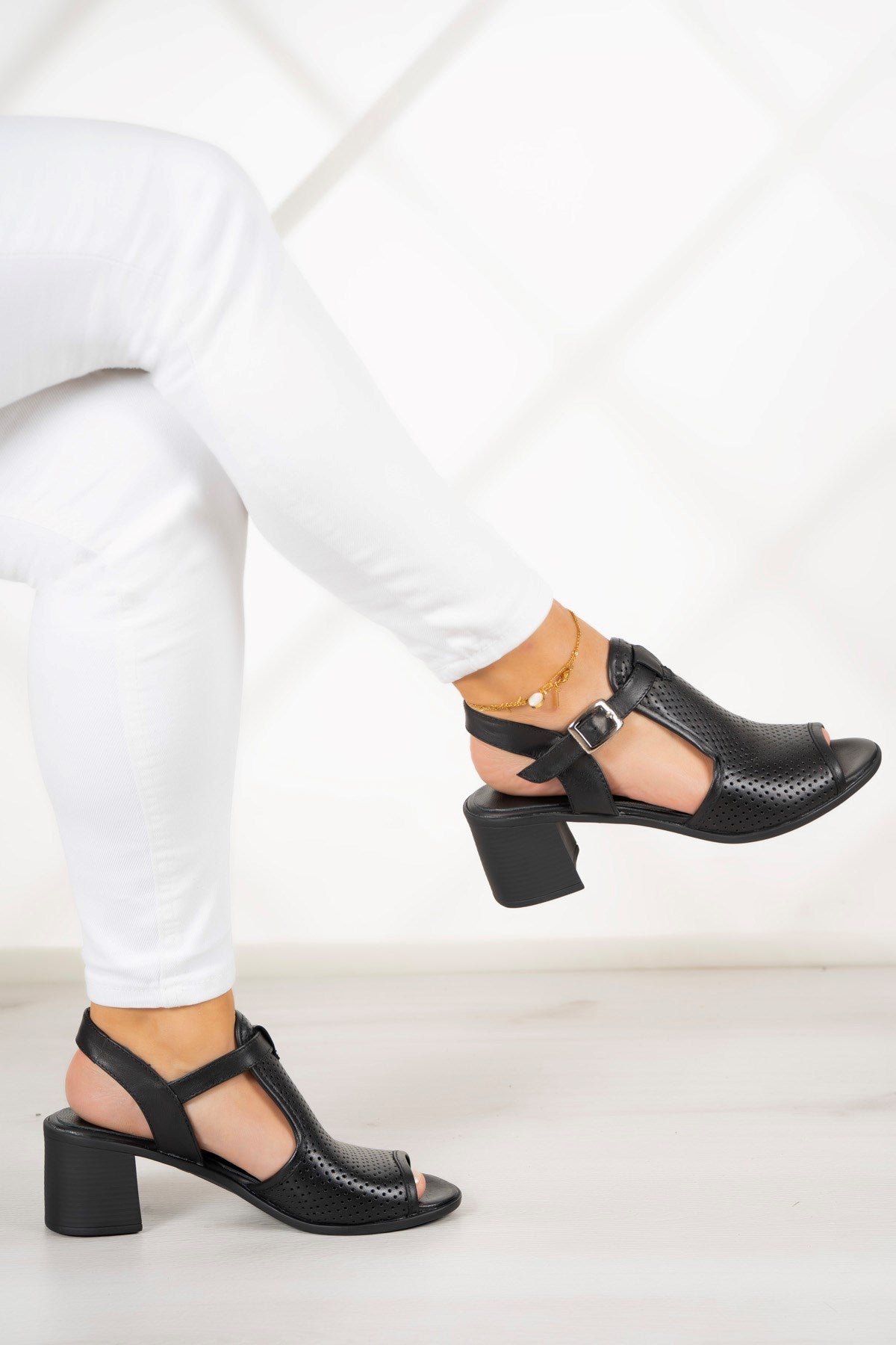 Elena Siyah Hakiki Dana Derisi Önü Arkası Açık Delik Detaylı Kalın Topuklu Rahat Günlük Sandalet