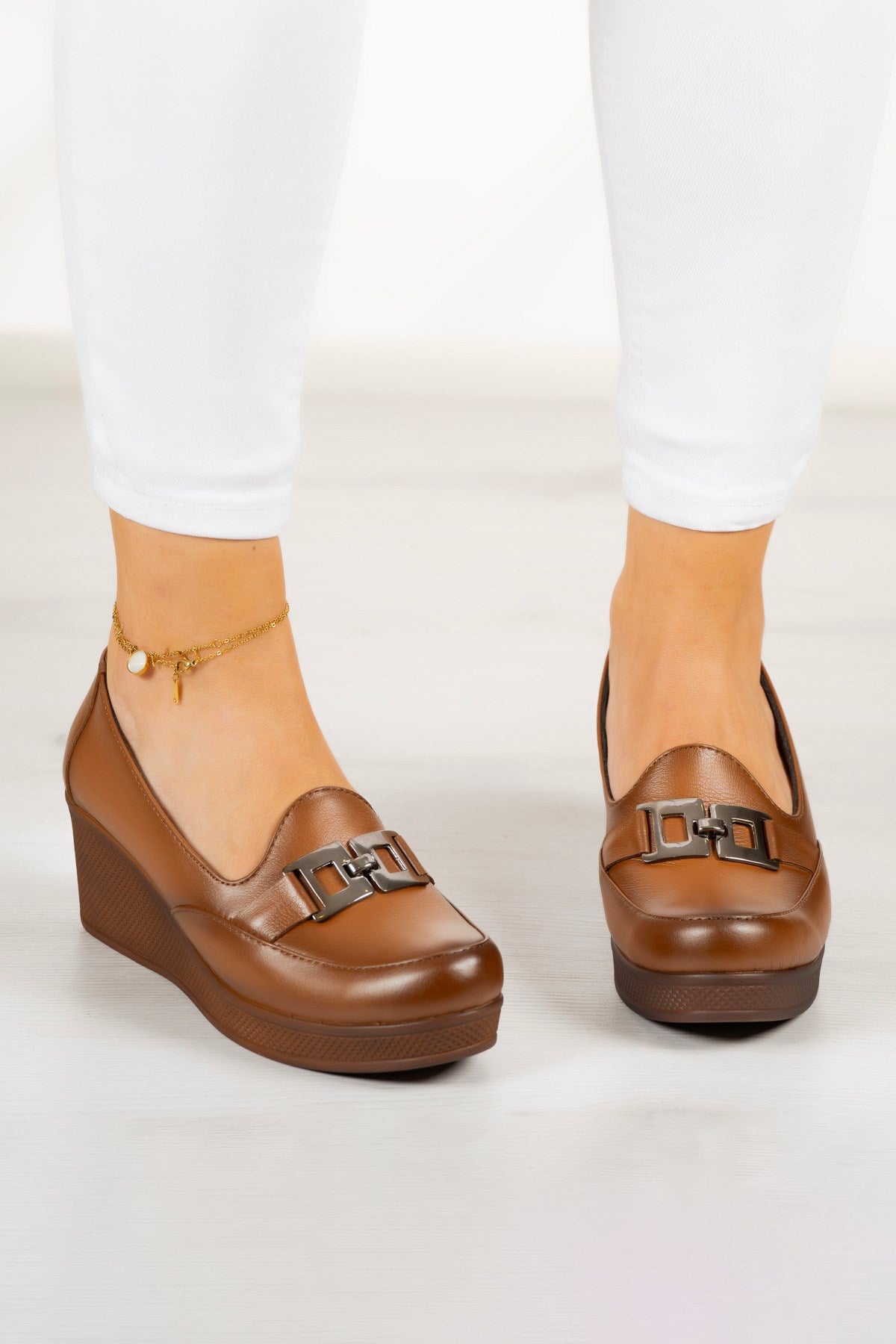 Dafne Taba Hakiki Deri Tokalı Yuvarlak Burun Dolgu Topuklu Günlük Ayakkabı