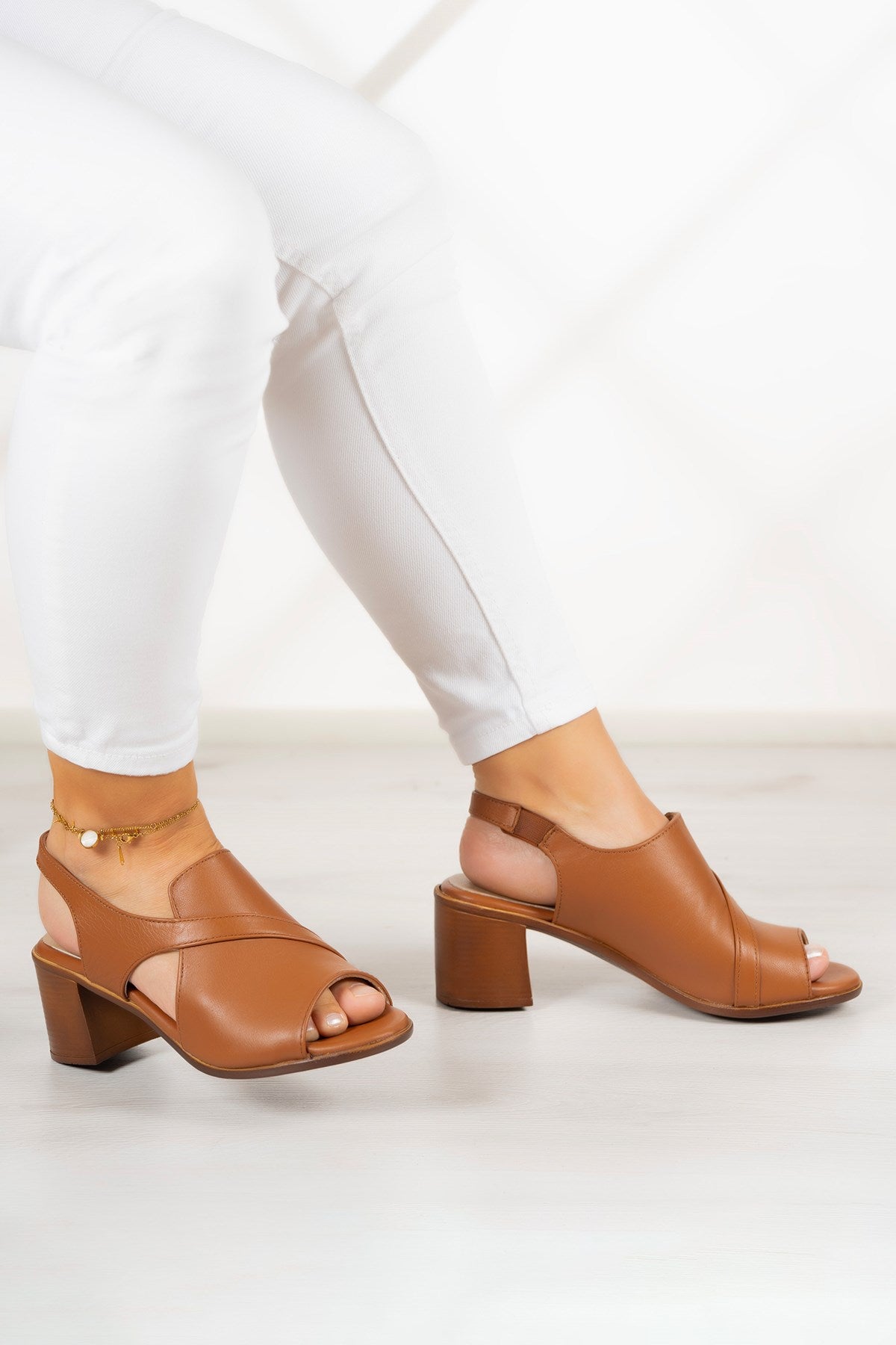 Saules Taba Hakiki Deri Kesik Detaylı Lastik Bantlı Topuklu Sandalet