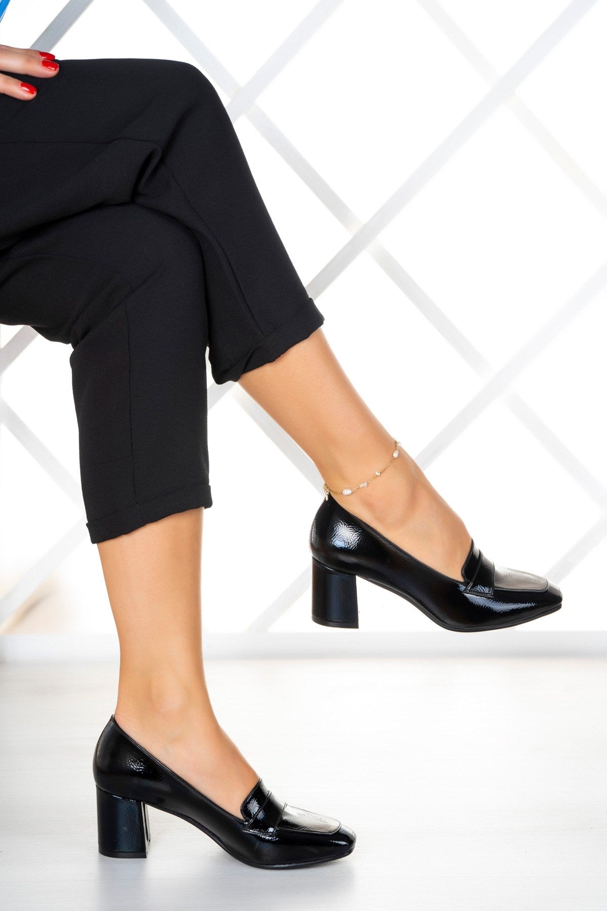 Della Siyah Rugan Kalın Topuklu Ayakkabı