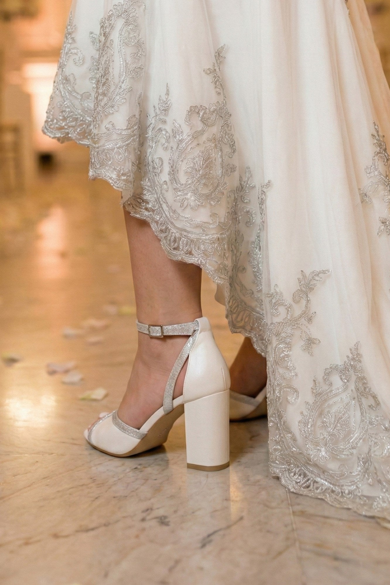 Charlotte Beyaz Gümüş Vegan Çapraz Bantlı Kalın Topuklu Abiye Gelin Ayakkabısı