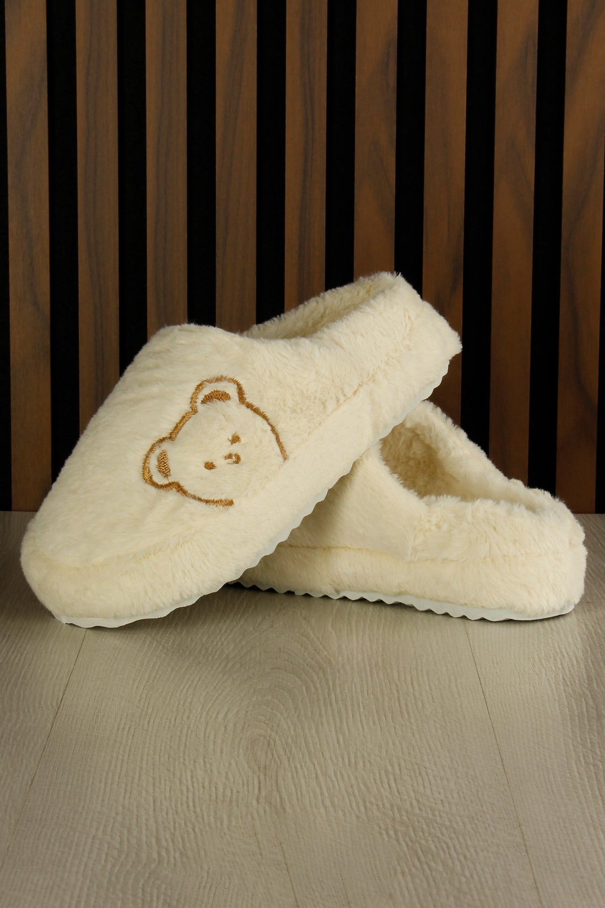 Clara Krem Pelüş - DAR KALIP - Ayıcık Desenli Kalın Düz Tabanlı Sessiz Kadın Ev Terliği