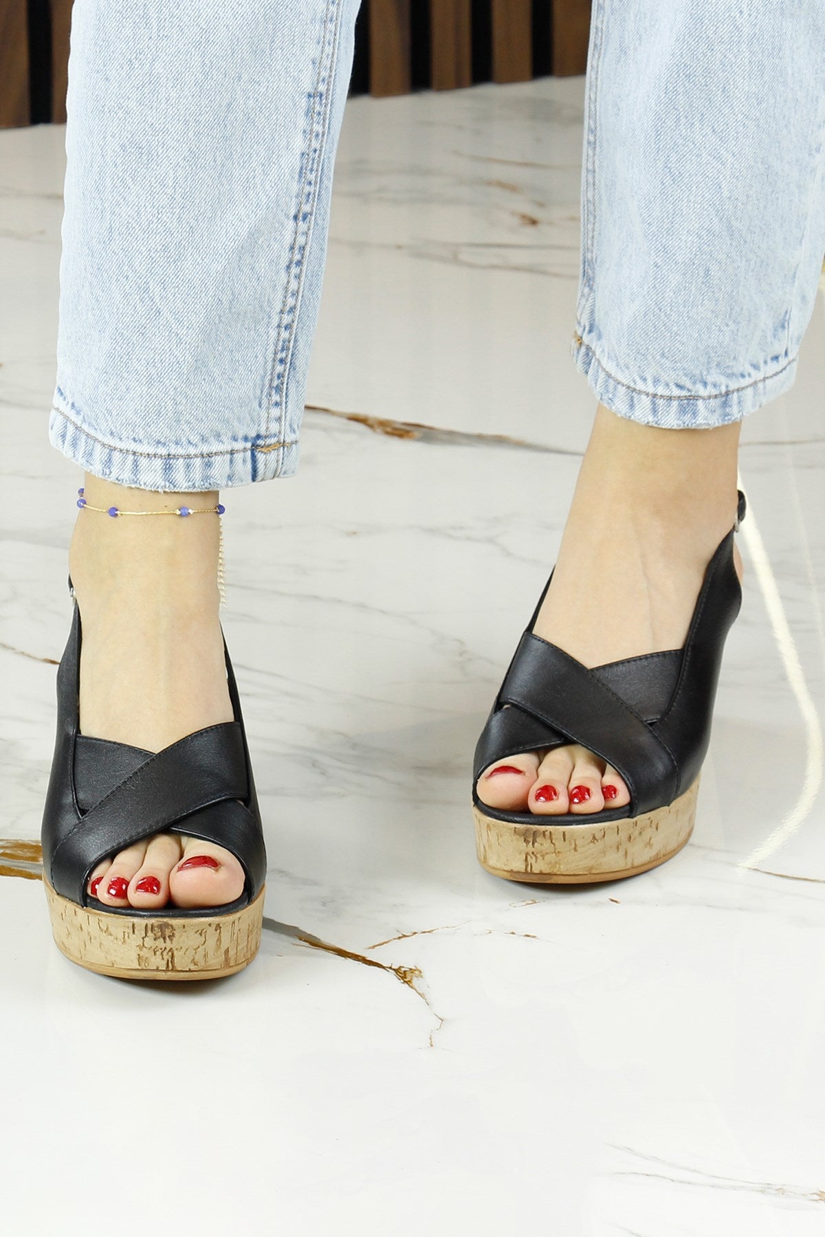 Luna Siyah Hakiki Dana Derisi Çapraz Bantlı Mantar Taban Görünümlü Dolgu Topuklu Sandalet