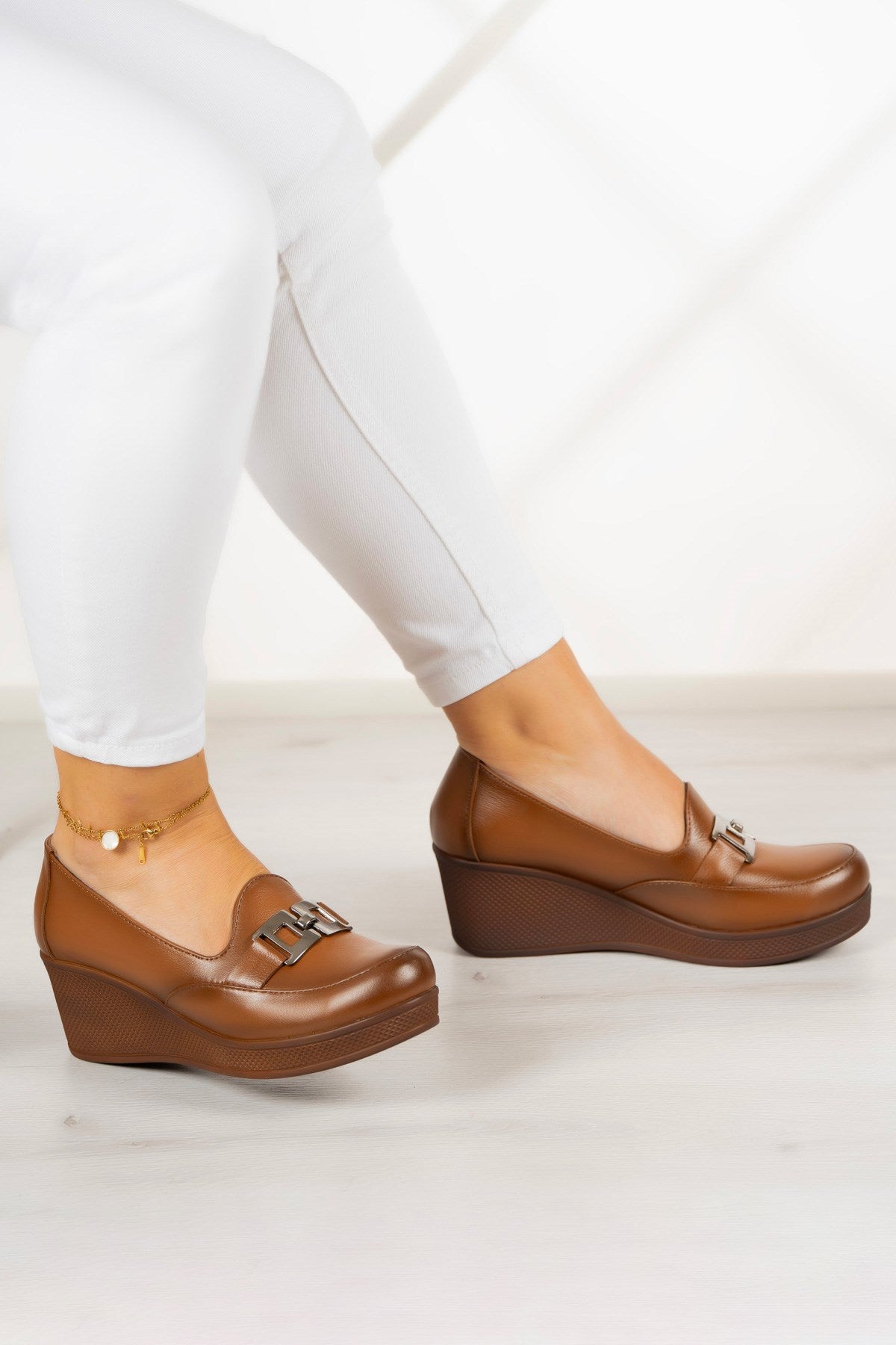 Dafne Taba Hakiki Deri Tokalı Yuvarlak Burun Dolgu Topuklu Günlük Ayakkabı