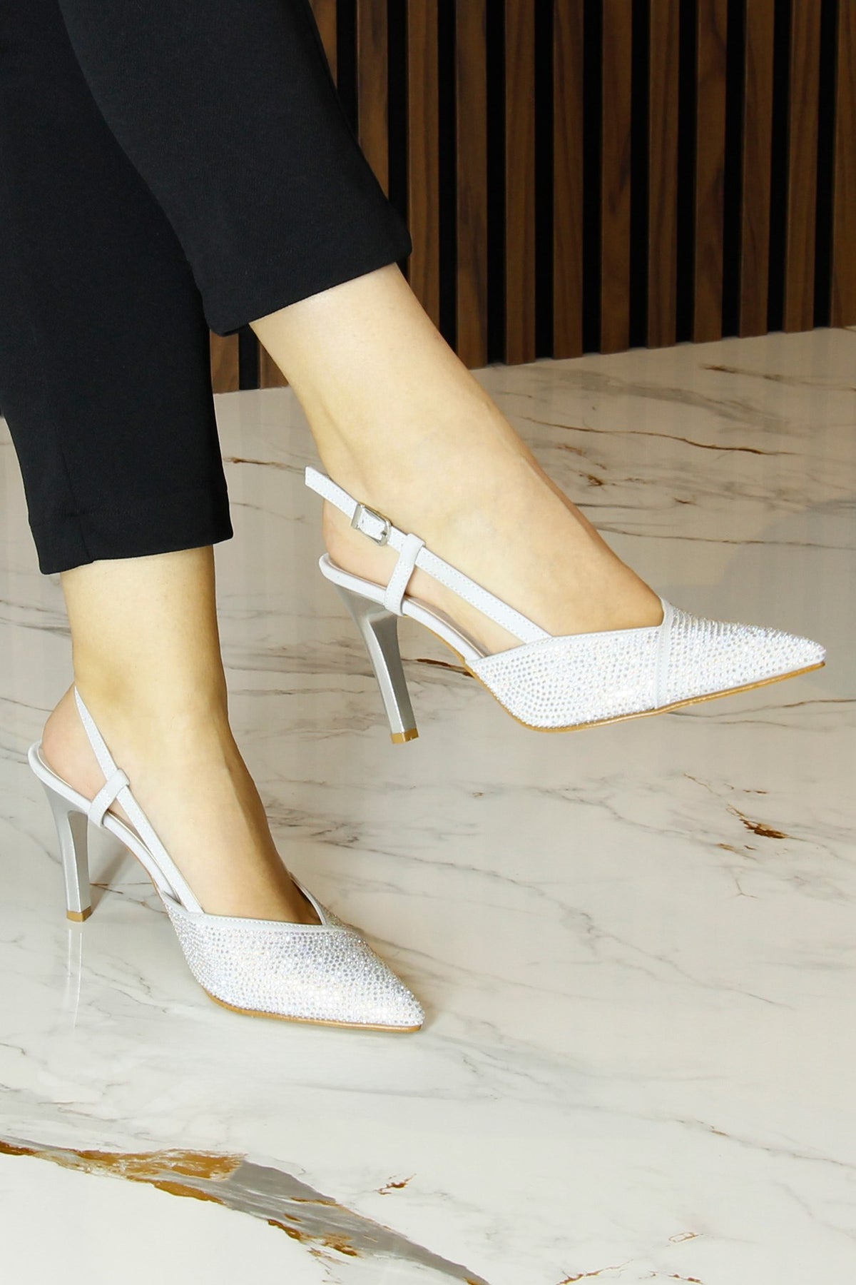 Sacha Exclusive Gümüş Krep Taşlı Arkası Açık Sivri Burun İnce Topuklu Abiye Ayakkabı