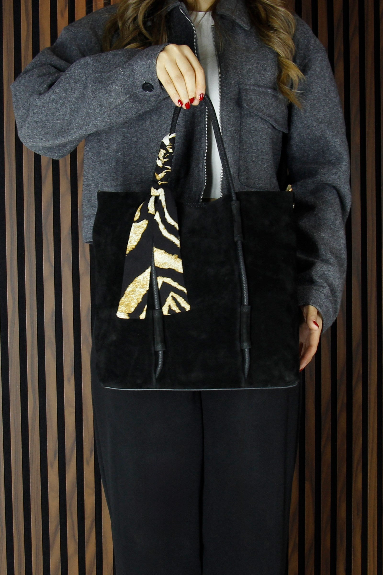 (VSN5013OC) Siyah Hakiki Dana Süet Manyetik Kapaklı Fermuarlı İç Cepli Askılı Büyük Boy Günlük Omuz Çantası